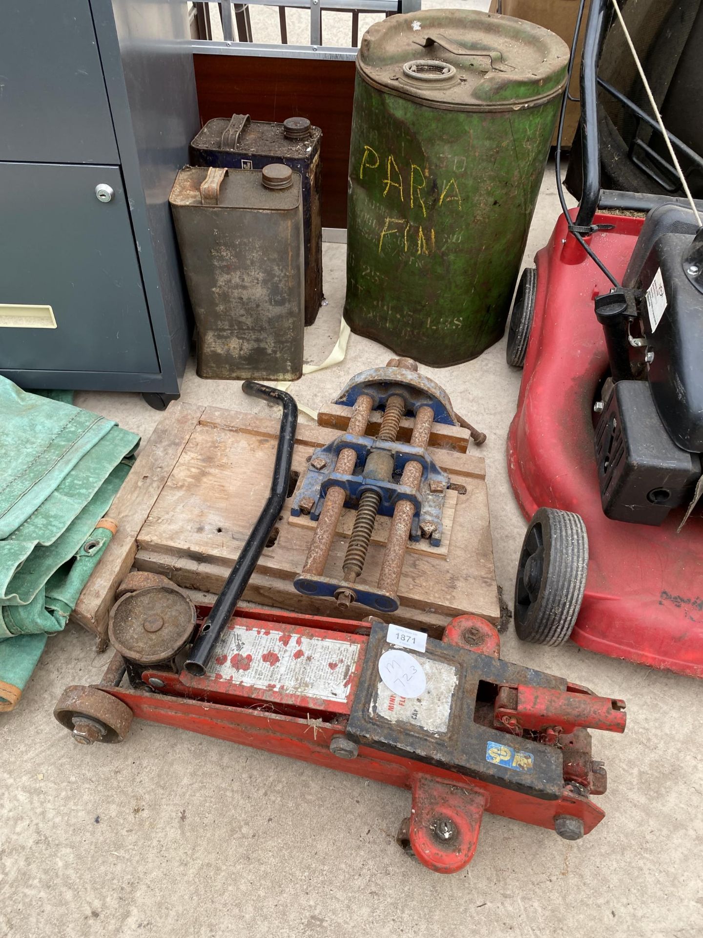 AN ASSORTMENT OF ITEMS TO INCLUDE OIL CANS, A VICE AND A TROLLEY JACK ETC