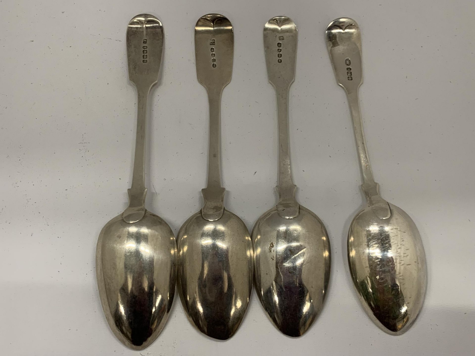 A GROUP OF FOUR HALLMARKED SILVER TABLE SPOONS TO INCLUDE TWO GEORGIAN EXAMPLES, TOTAL WEIGHT 310G - Image 5 of 8