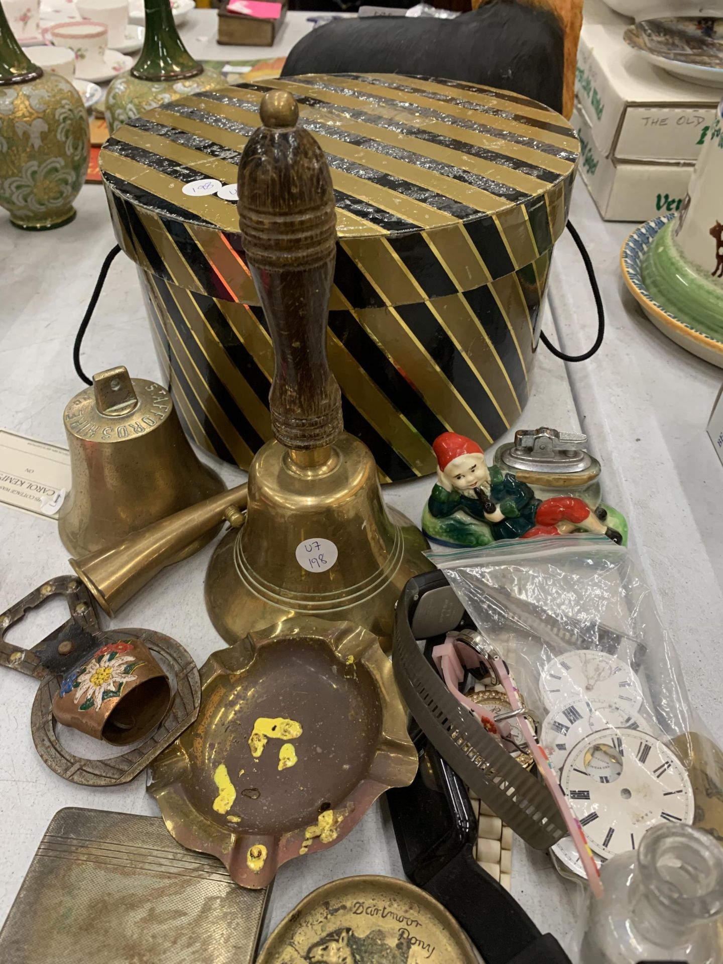 A LARGE COLLECTION OF BRASS ITEMS TO INCLUDE BELLS, FIGURES, ETC PLUS WATCH FACES, A CIGARETTE CASE, - Bild 13 aus 14