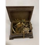 A QUANTITY OF YELLOW METAL COSTUME JEWELLERY TO INCLUDE CHAINS, EARRINGS, ETC IN A WOODEN BOX