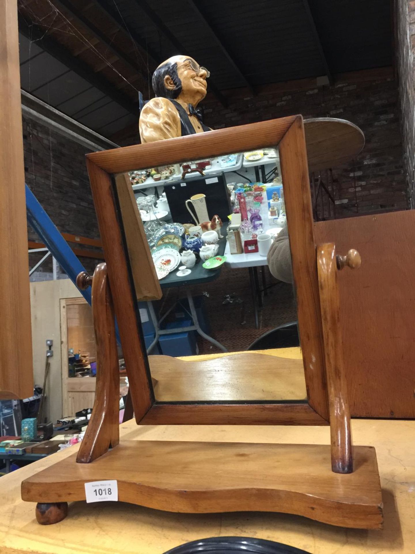 AN OAK FRAMED DRESSING TABLE MIRROR - Image 2 of 4