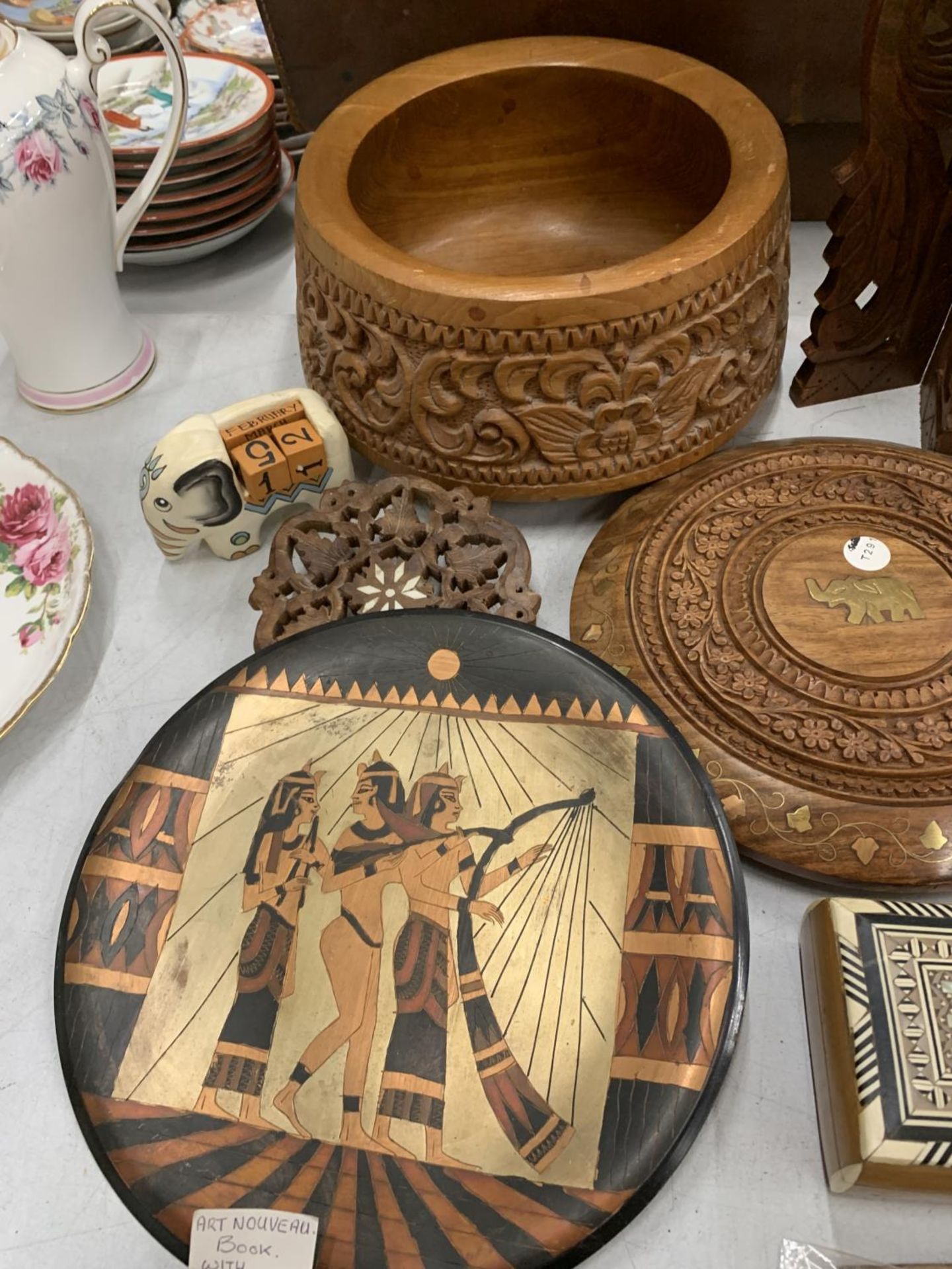 A QUANTITY OF TREEN ITEMS TO INCLUDE A HEAVILY CARVED BOWL, TRIVETS, AN ELEPHANT PERPETUAL CALENDAR, - Image 6 of 6
