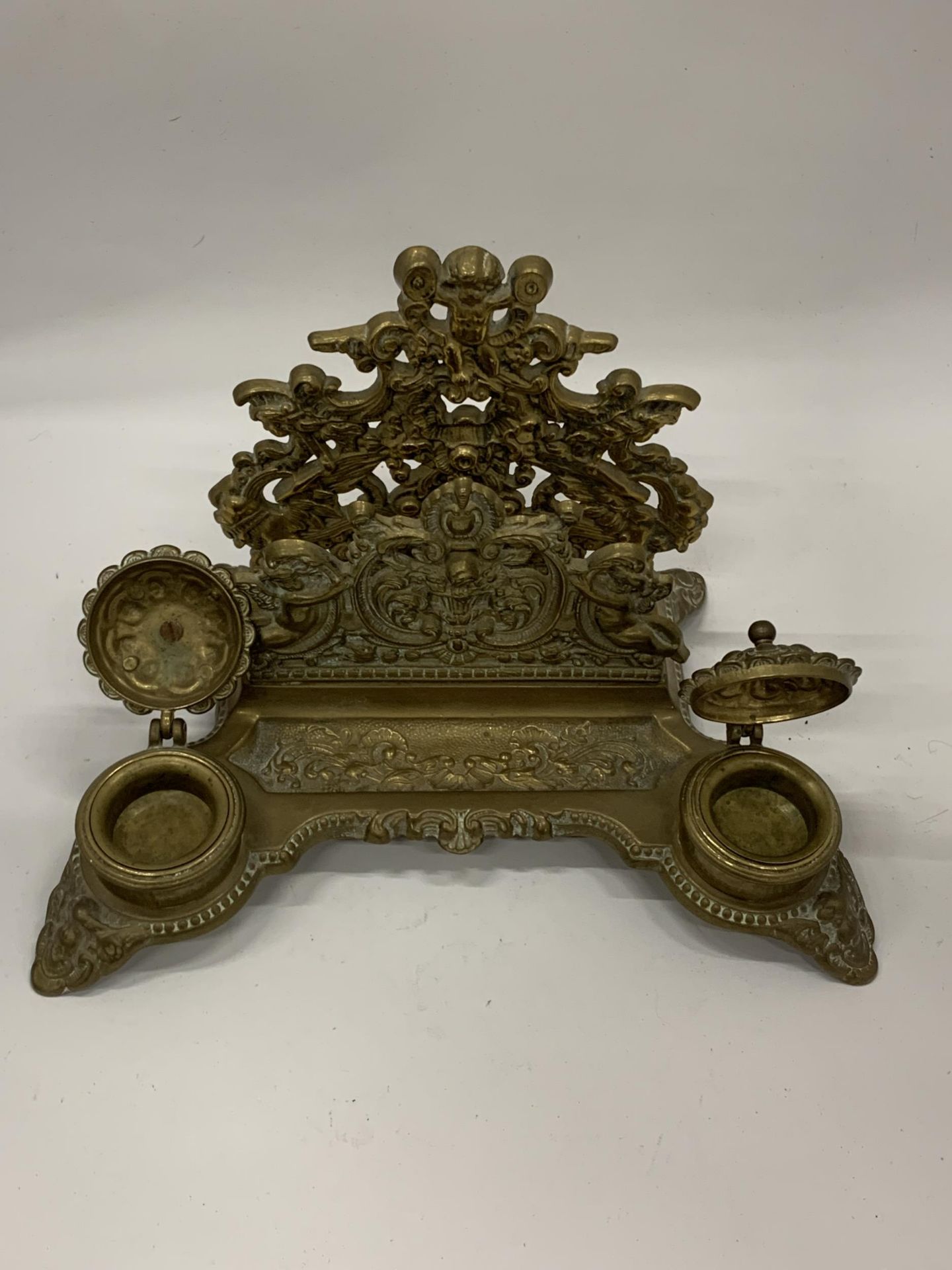 A DECORATIVE BRASS INKSTAND - Image 3 of 6