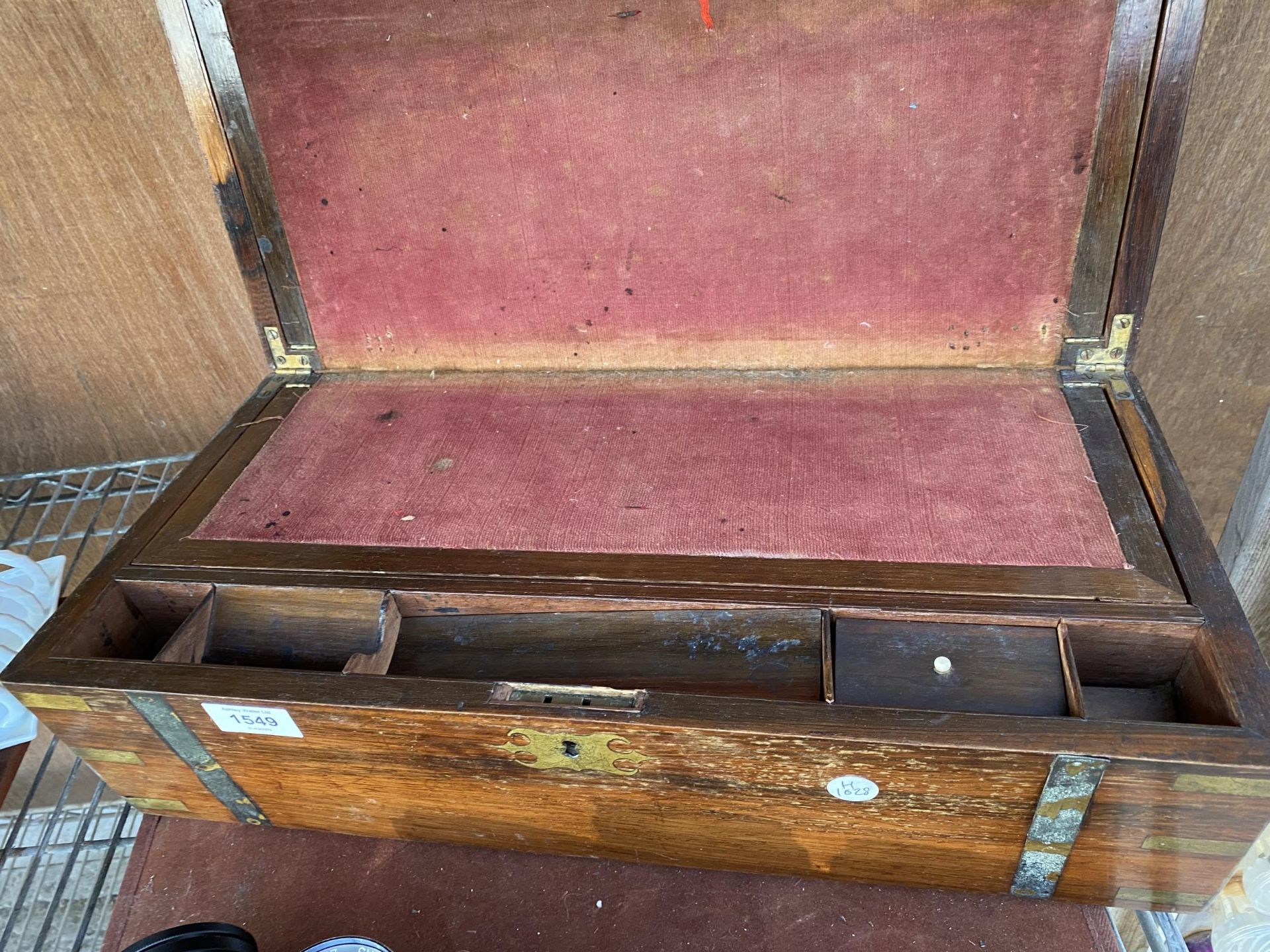 A VINTAGE MAHOGANY WRITING SLOPE WITH RED CLOTH INTERIOR - Image 2 of 7