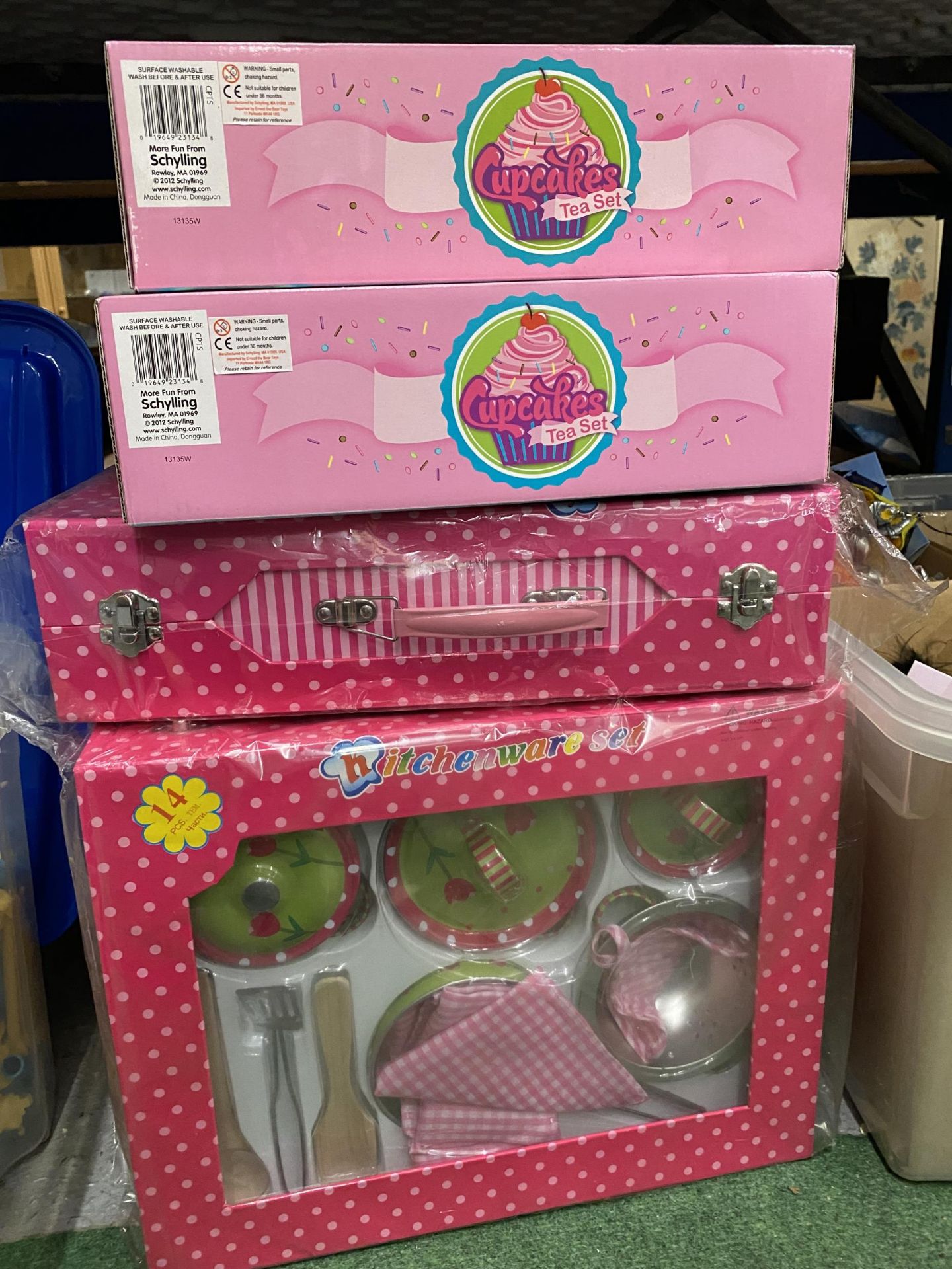 SIX BOXED ITEMS - 2 X CUPCAKES TEA SET AND 4 X KITCHEN WARES