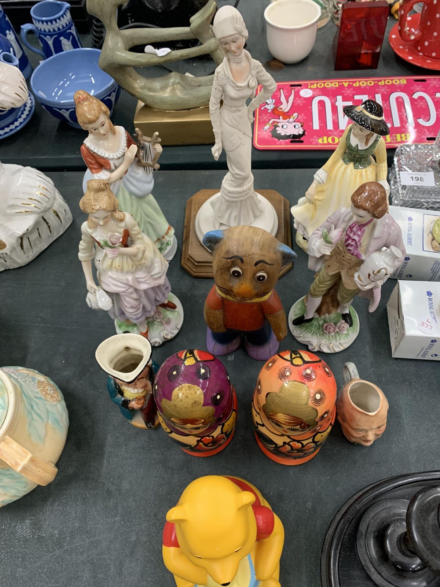A QUANTITY OF FIGURES TO INCLUDE RUSSIAN DOLLS, LADY FIGURINES, ETC