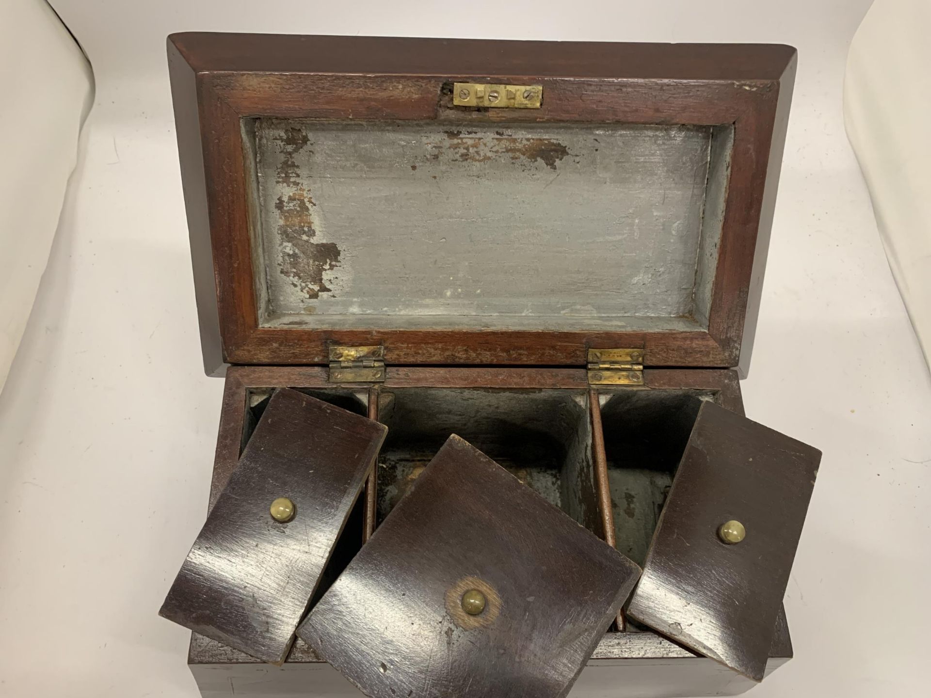 AN INLAID MAHOGANY TEA CADDY WITH THREE COMPARTMENTS - Image 3 of 8