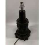 A VINTAGE SPELTER TABLE LAMP BASE WITH CLASSICAL FIGURE DESIGN, HEIGHT 37CM