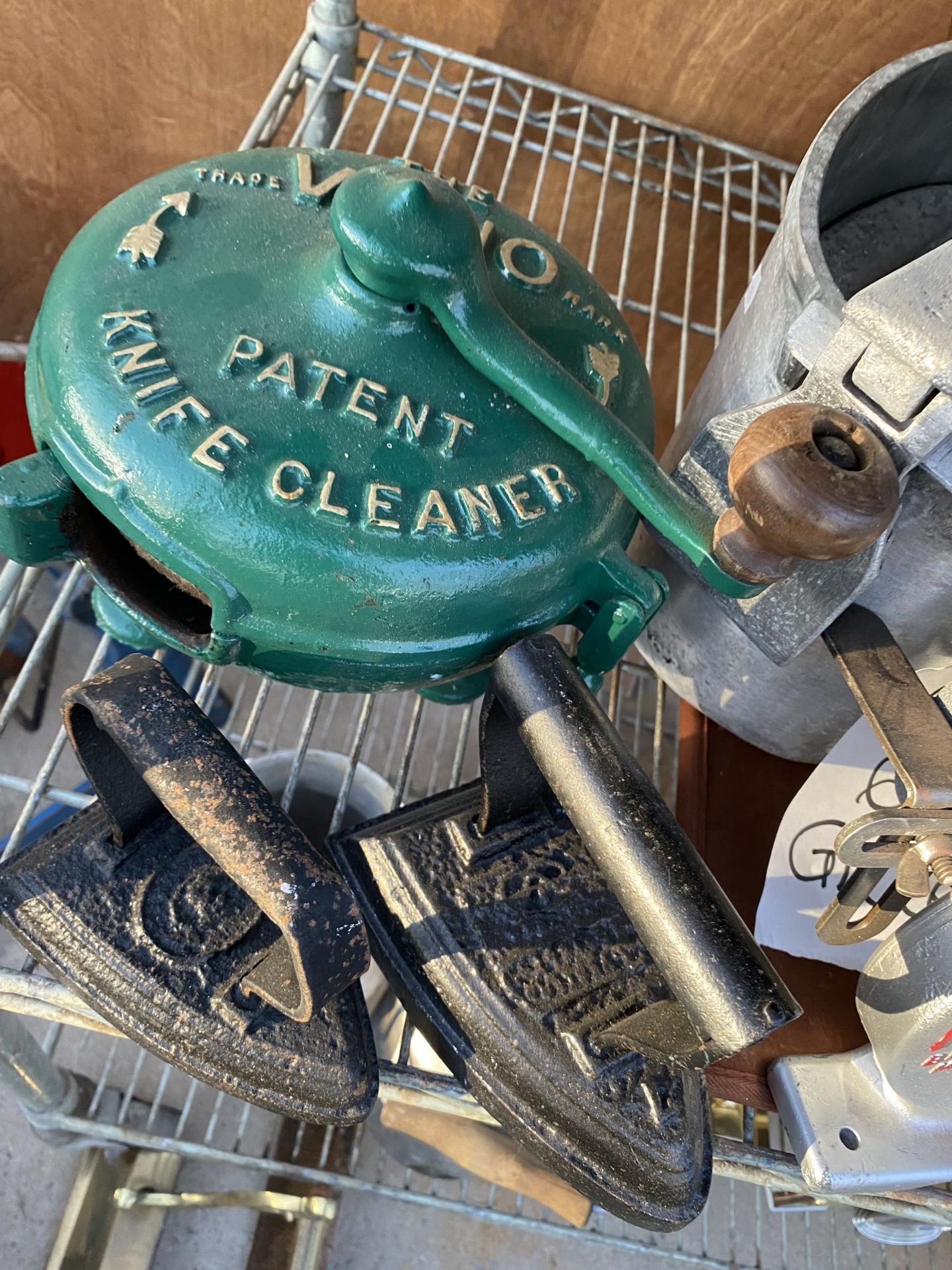 AN ASSORTMENT OF VINTAGE ITEMS TO INCLUDE TWO FLAT IRONS AND A MANUAL GRINDSTONE ETC - Image 2 of 5