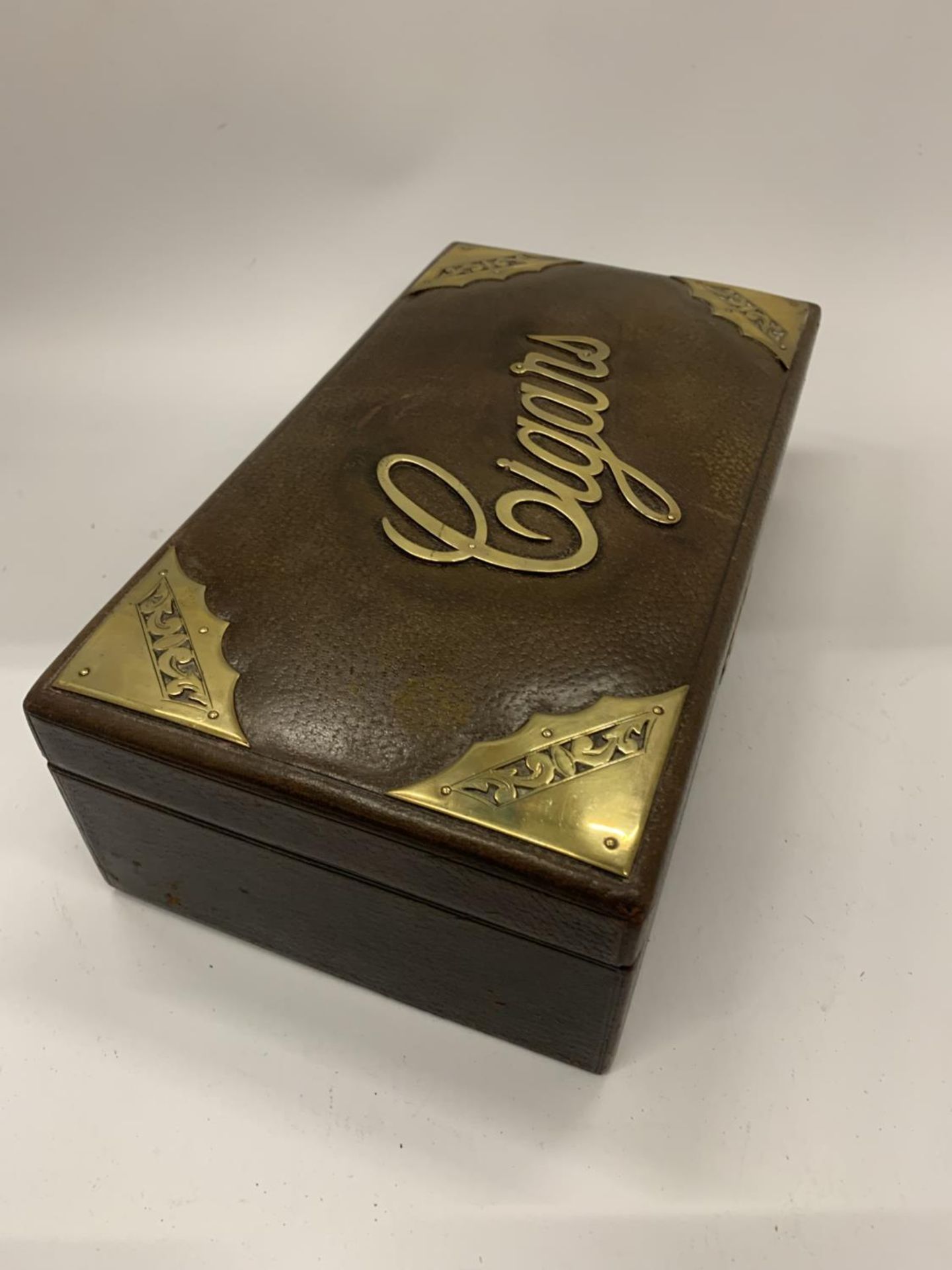 A VINTAGE LEATHER AND BRASS CIGAR BOX - Image 6 of 6