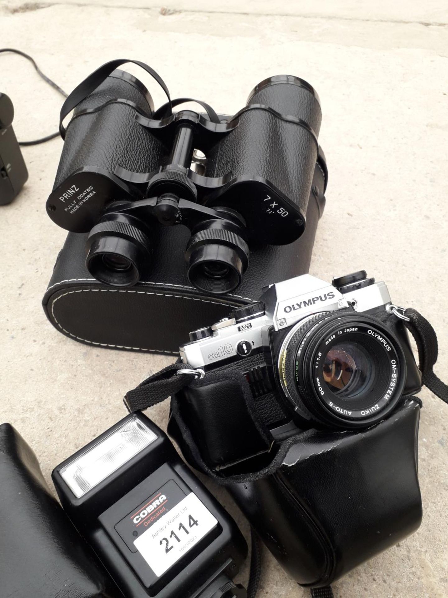 A PAIR OF BINOCULARS, AN OLYMPUS CAMERA AND A CAMERA LENS ETC - Image 2 of 2