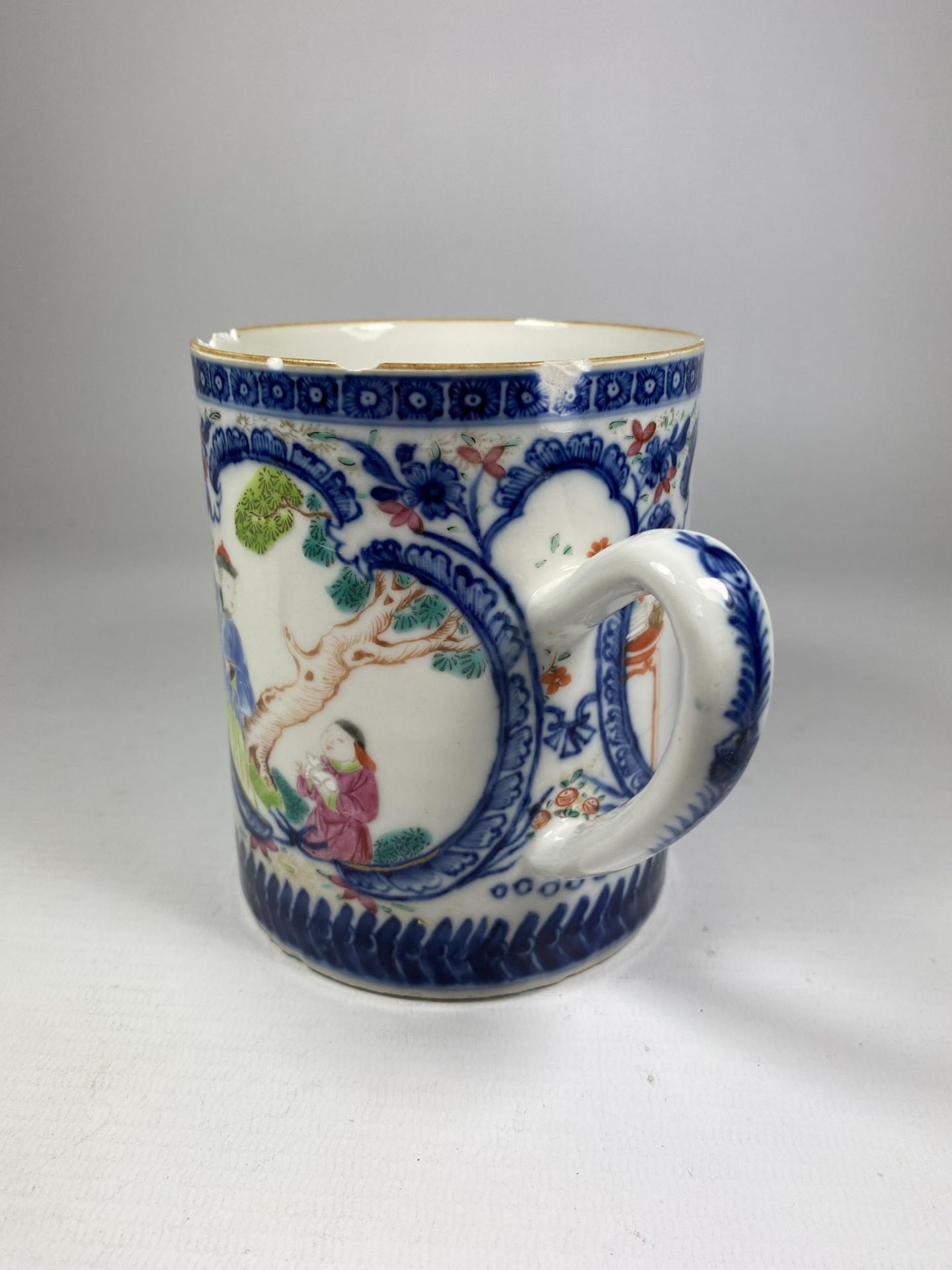 A LATE 18TH CENTURY CHINESE FAMILLE ROSE EXPORT TANKARD DEPICTING FIGURES IN A GARDEN LANDSCAPE, - Image 3 of 6