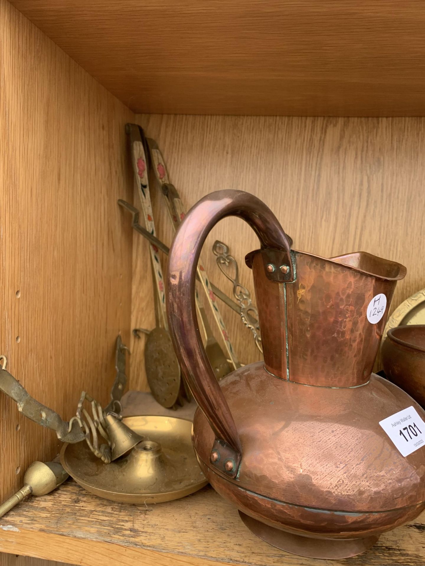 AN ASSORTMENT OF BRASS AND COPPER WARE TO INCLUDE A JUG, GOBLETS AND TRAYS ETC - Image 4 of 4