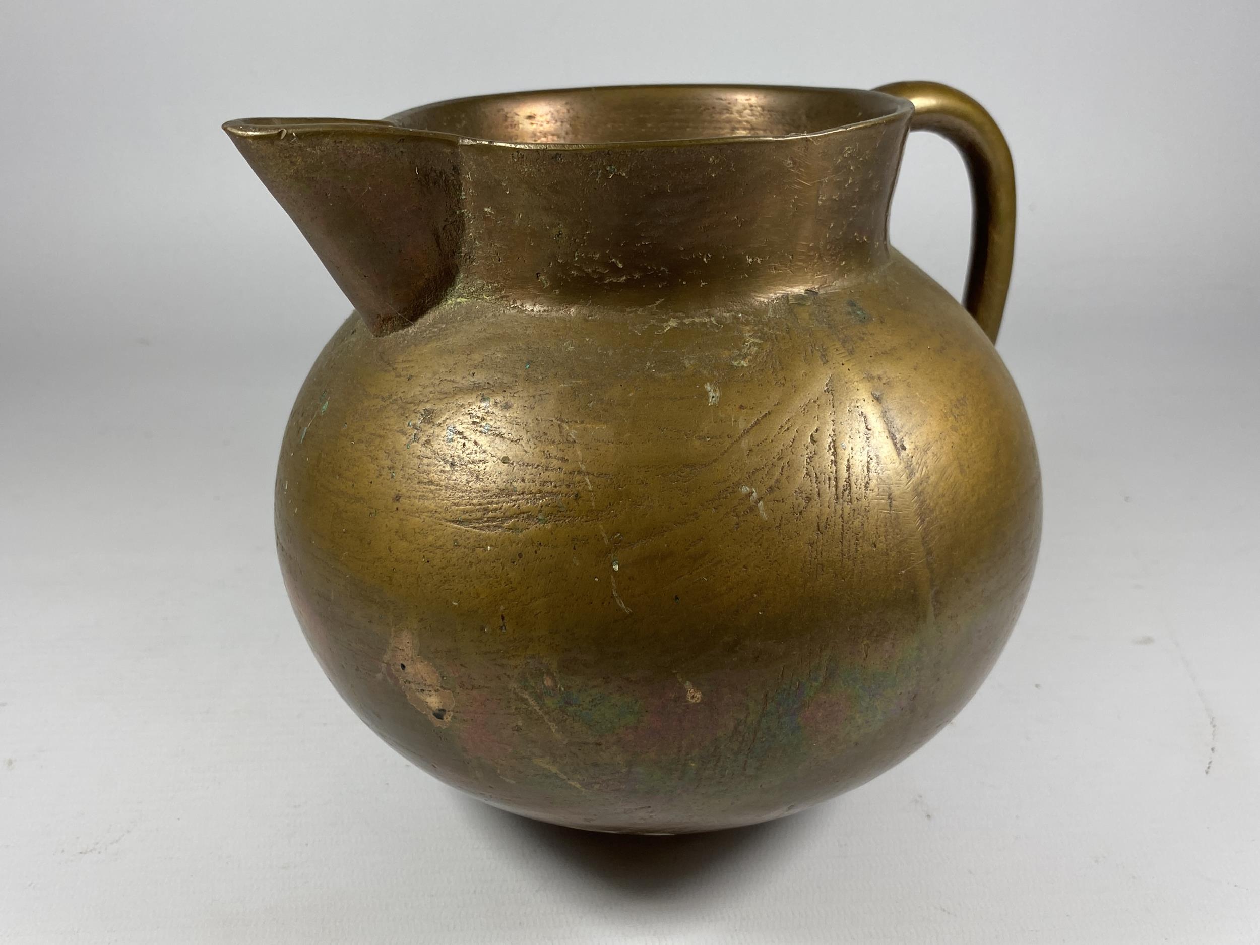 AN UNUSUAL HEAVY BRASS JUG OF SPHERICAL BASE, HEIGHT 16CM - Image 2 of 5