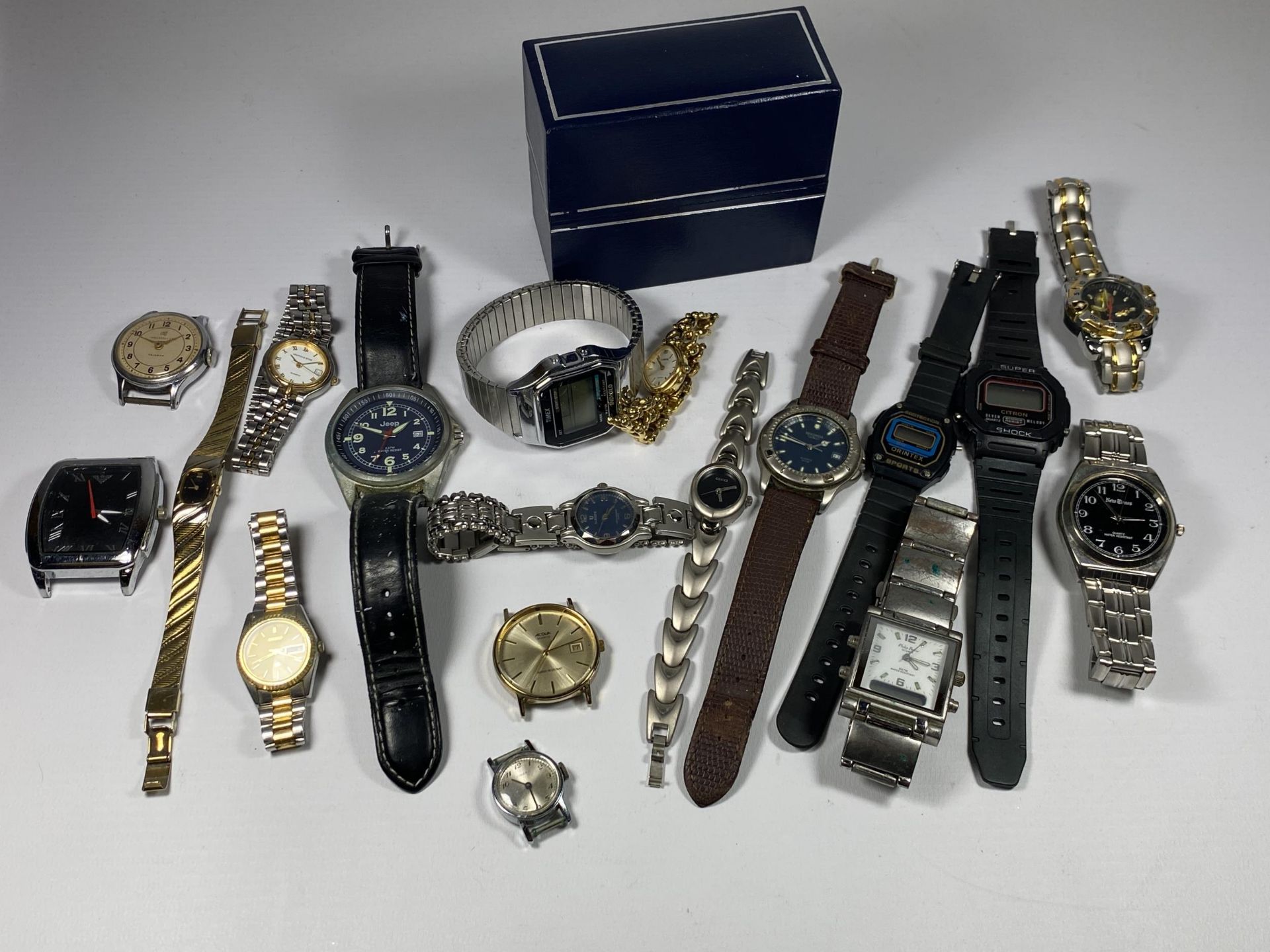 A MIXED LOT OF VINTAGE WATCHES TO INCLUDE GUCCI, SEIKO, SEKONDA ETC