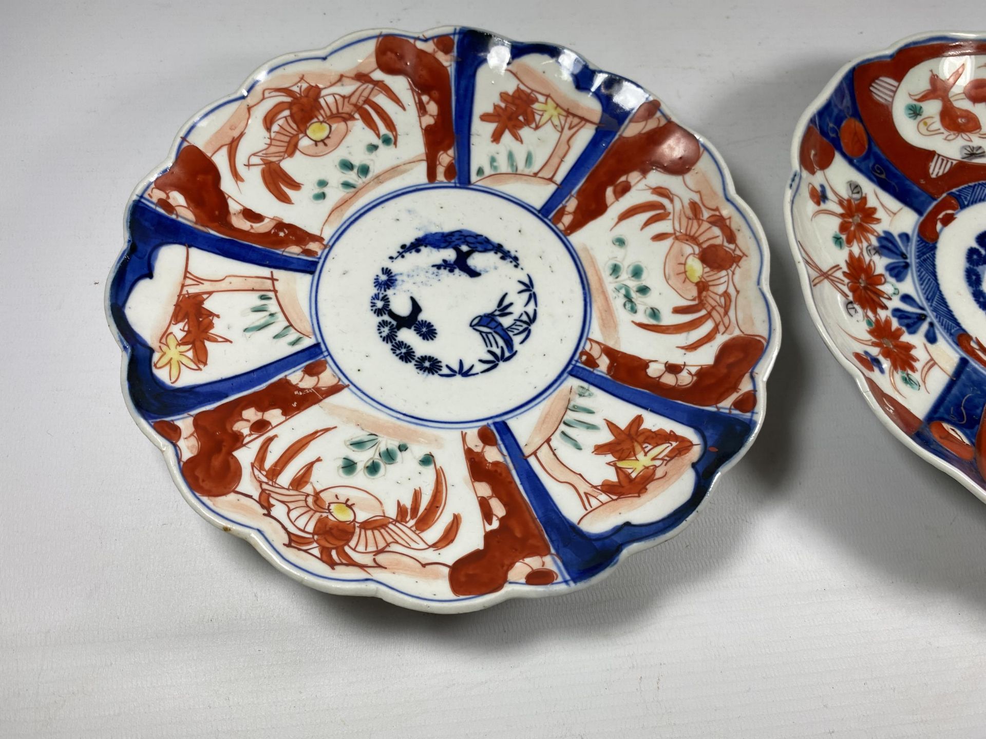 A PAIR OF JAPANESE MEIJI PERIOD (1868-1912) IMARI SCALLOPED RIM PLATES - Image 2 of 4