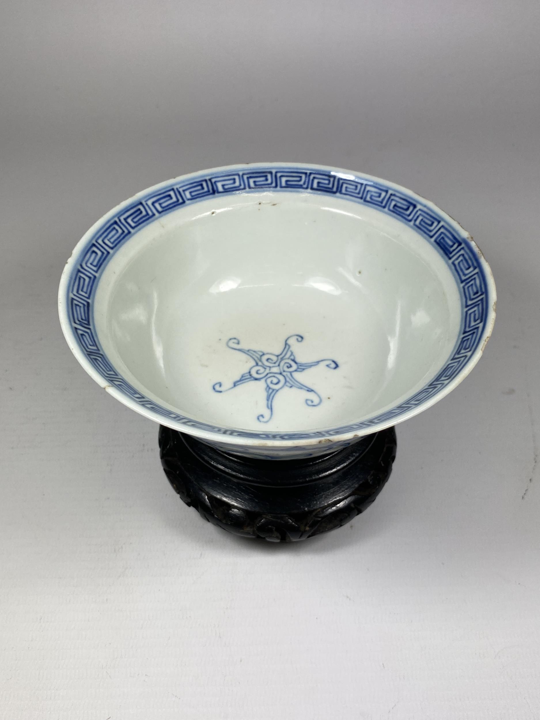 A MID-LATE 19TH CENTURY CHINESE QING TONGZHI PERIOD (1862-1874) BLUE & WHITE PORCELAIN BOWL ON - Image 2 of 8