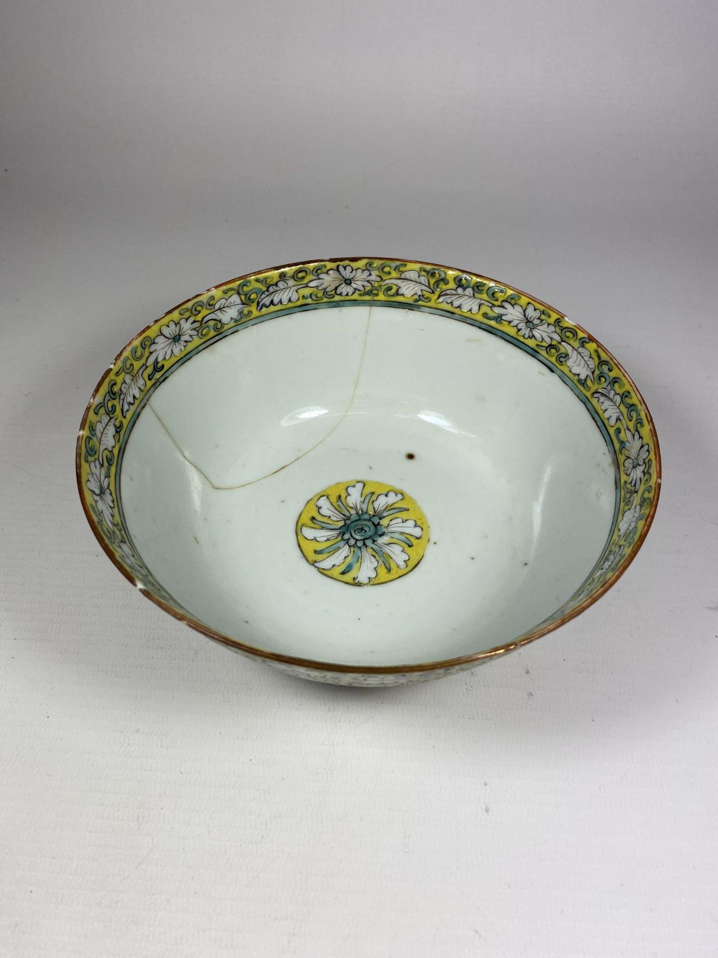 A 19TH CENTURY CHINESE EXPORT FAMILLE JAUNE PORCELAIN BOWL WITH ENAMELLED FLORAL DESIGN, UNMARKED TO - Image 2 of 9