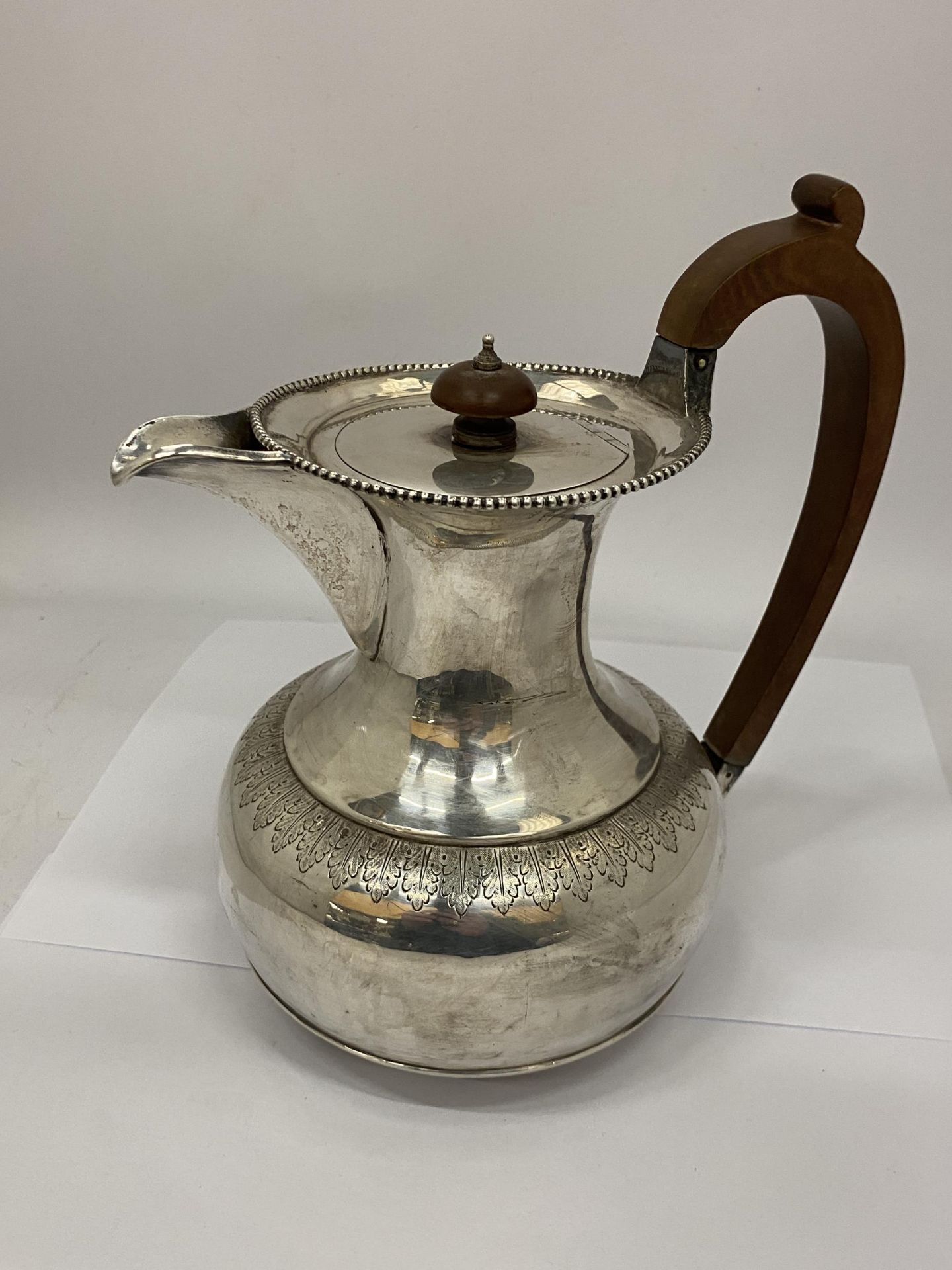 AN EDINBURGH HALLMARKED SILVER COFFEE POT, WEIGHT 538G - Image 2 of 4