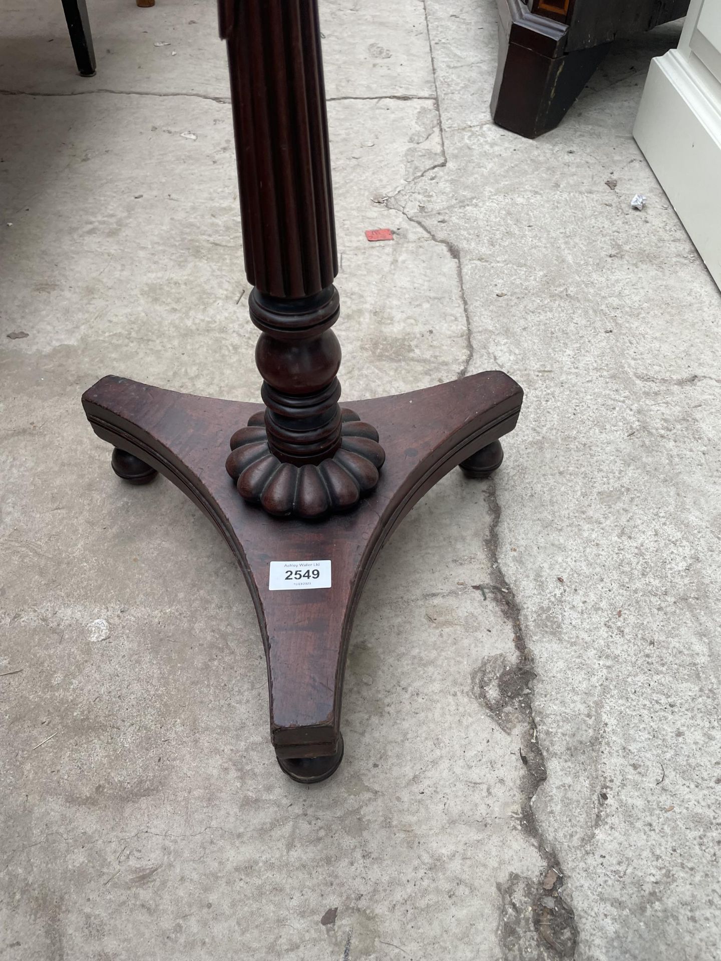 A REGENCY MAHOGANY POLE SCREENON TURNED AND FLUTED COLUMN - Image 4 of 4