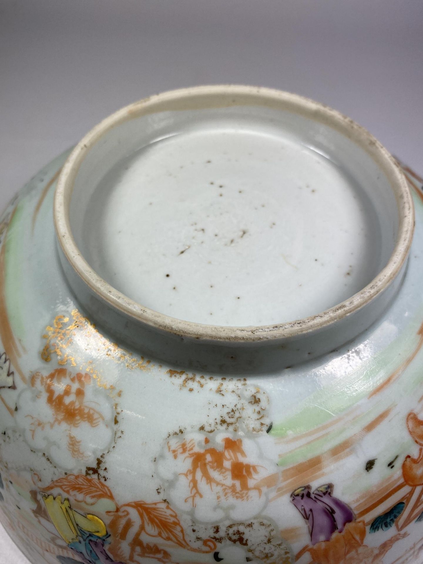 A LATE 18TH CENTURY CHINESE PORCELAIN PUNCH / FRUIT BOWL DEPICTING FIGURES, DIAMETER 23CM (A/F) - Image 7 of 9