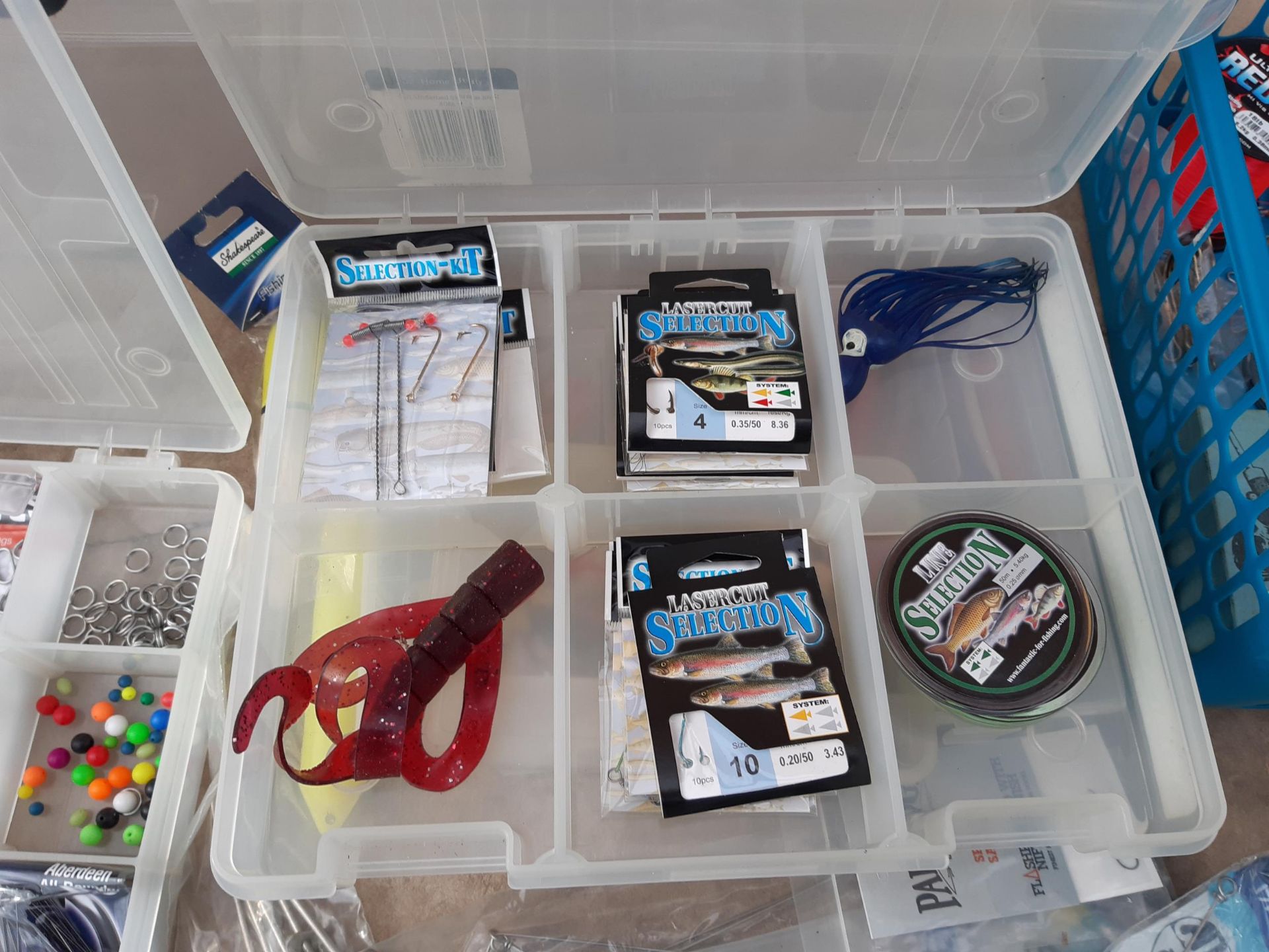 A LARGE QUANTITY OF SEA FISHING EQUIPMENT TO INCLUDE LURES, WEIGHTS AND HOOKS ETC - Image 8 of 9