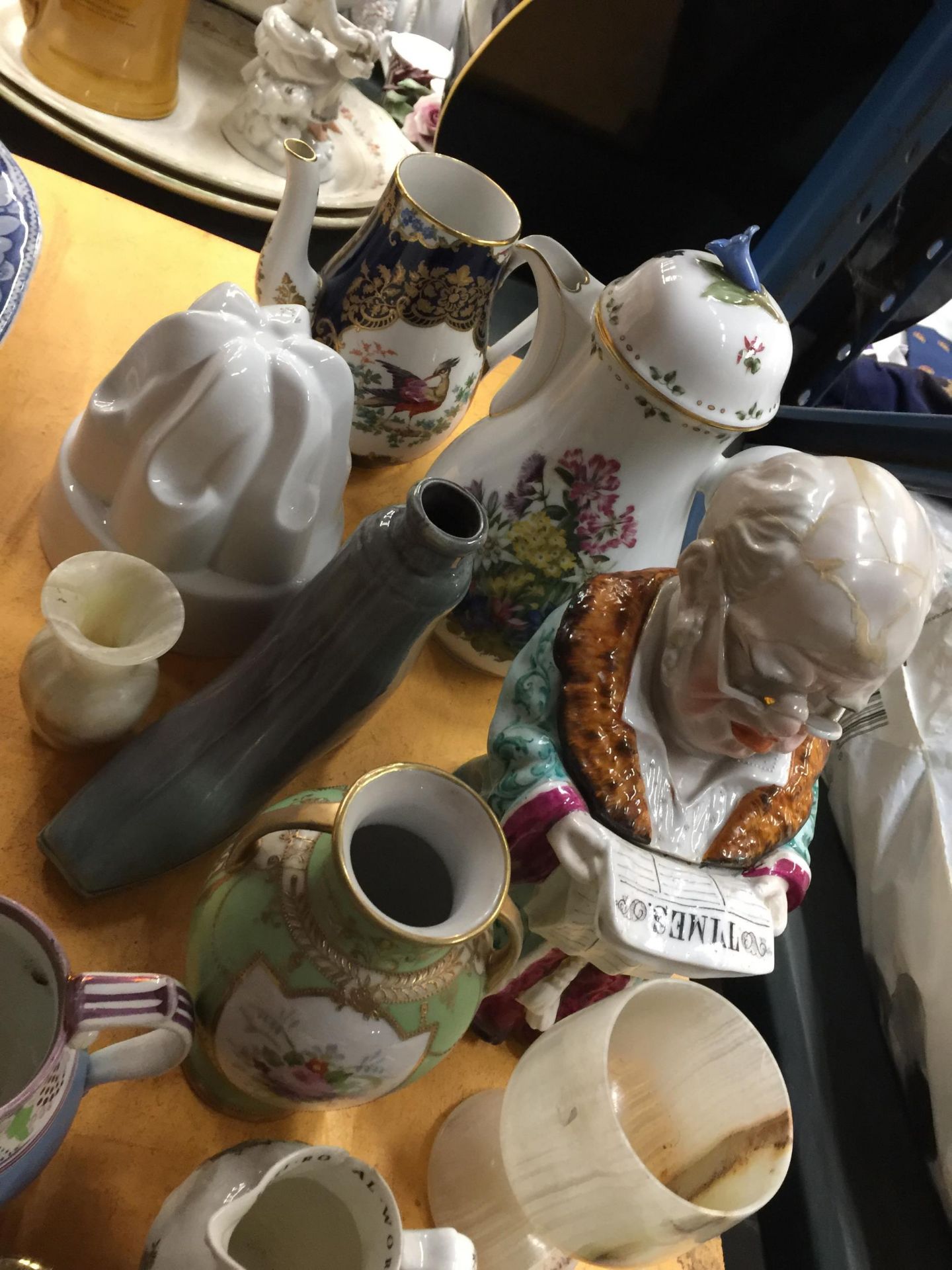 A LARGE QUANTITY OF CERAMIC ITEMS TO INCLUDE A COFFEE POT, VASES, POTS, ETC - Image 2 of 6