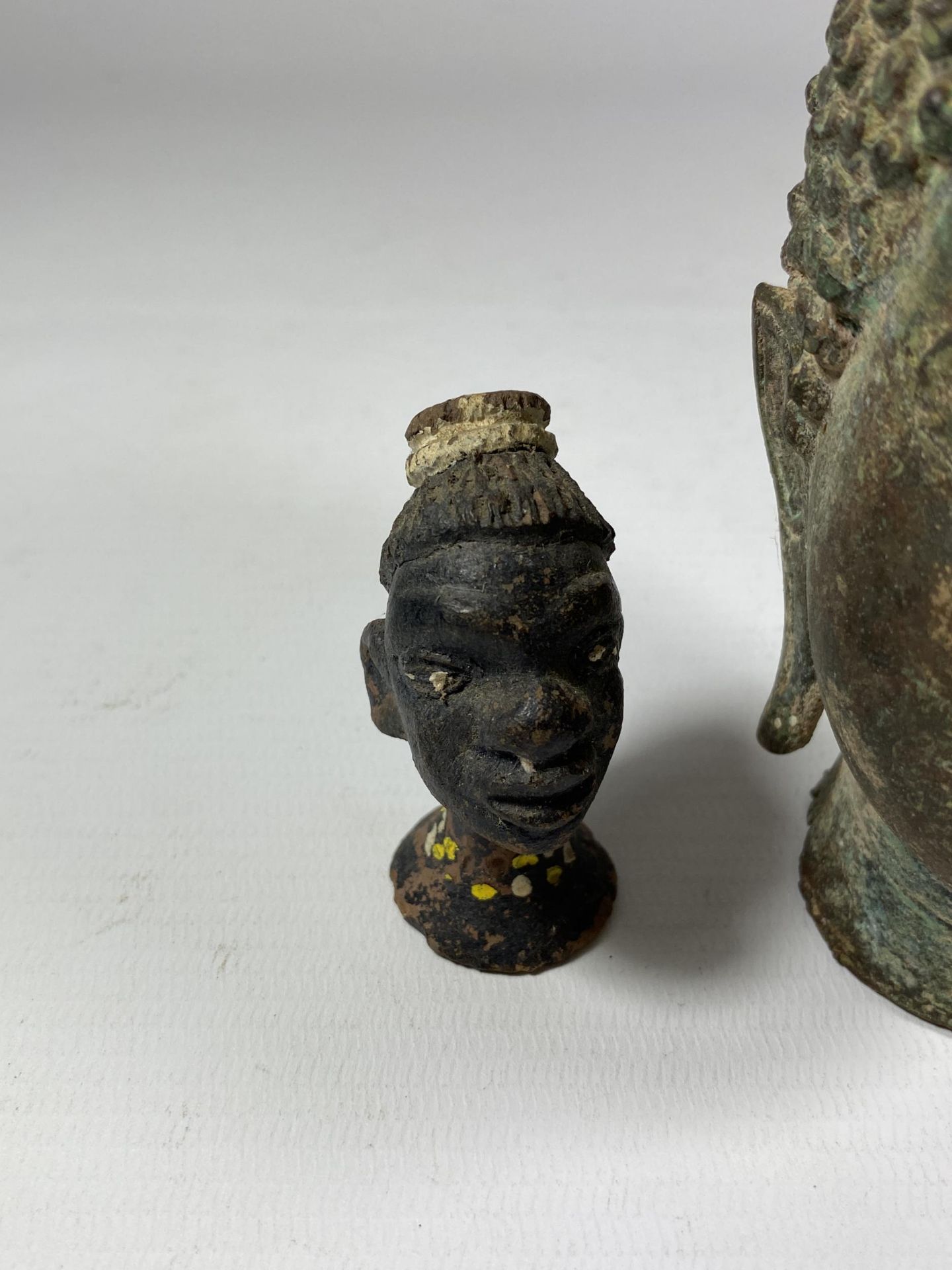 TWO ITEMS TO INCLUDE A ANTIQUE METAL BUDDHA HEAD MODEL, HEIGHT 15CM - Image 2 of 6