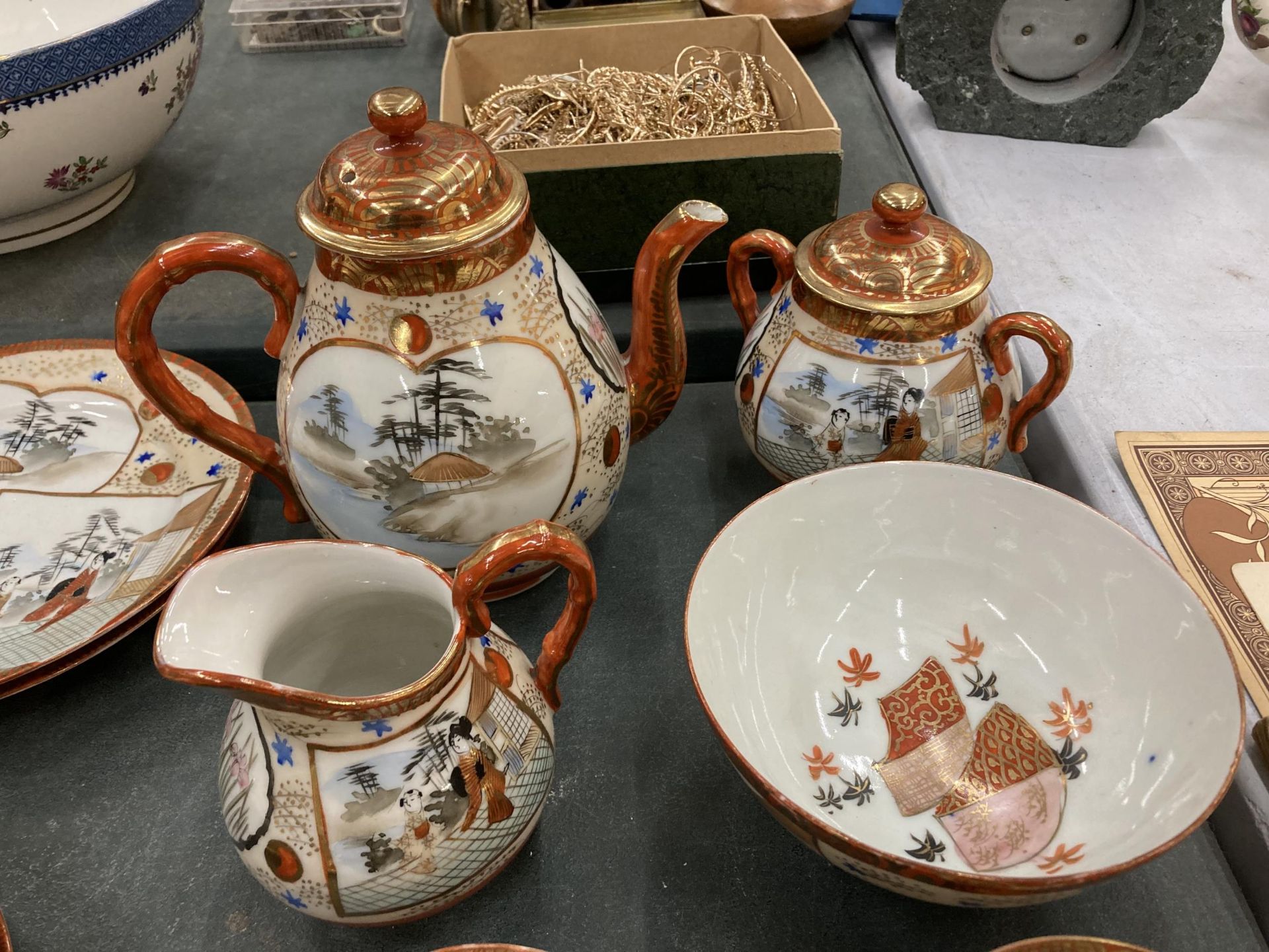 AN ORIENTAL STYLE TEASET TO INCLUDE TRIOS, TEAPOT, JUG, LIDDED SUGAR BOWL ETC - Image 2 of 3