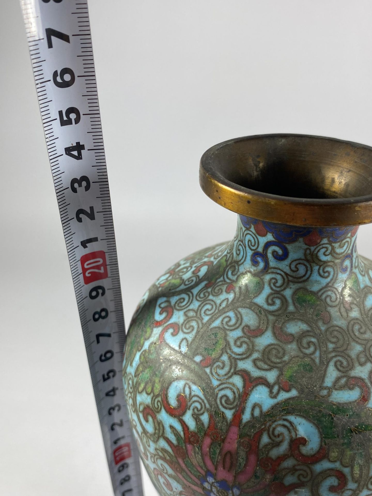 A 19TH CENTURY CHINESE FLORAL CLOISONNE DESIGN VASE, HEIGHT 24CM (A/F) - Image 4 of 4