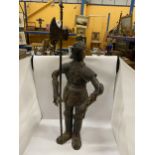 A LARGE DECORATIVE METAL MODEL OF A KNIGHT IN ARMOUR, HEIGHT 89.5CM