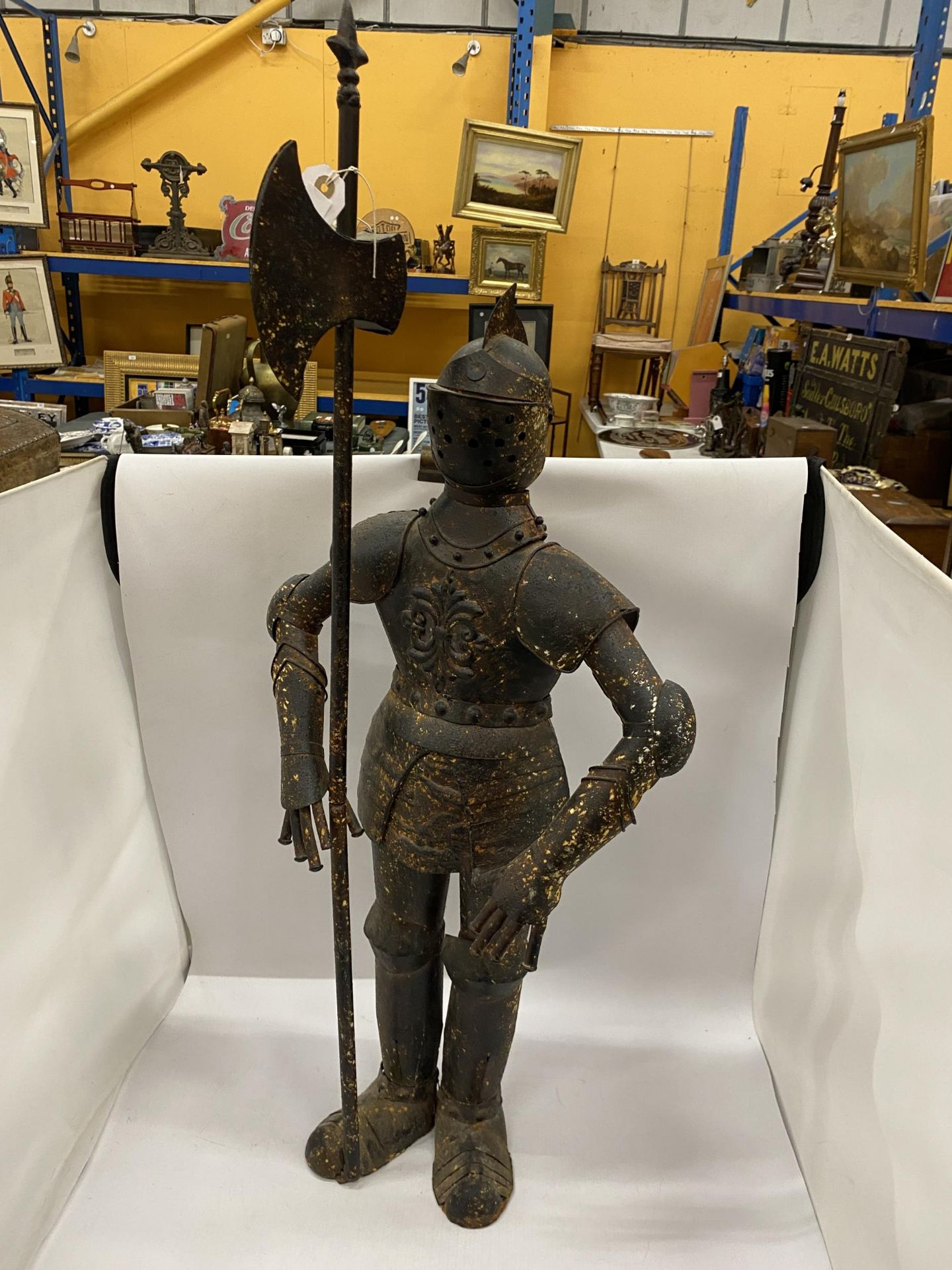 A LARGE DECORATIVE METAL MODEL OF A KNIGHT IN ARMOUR, HEIGHT 89.5CM