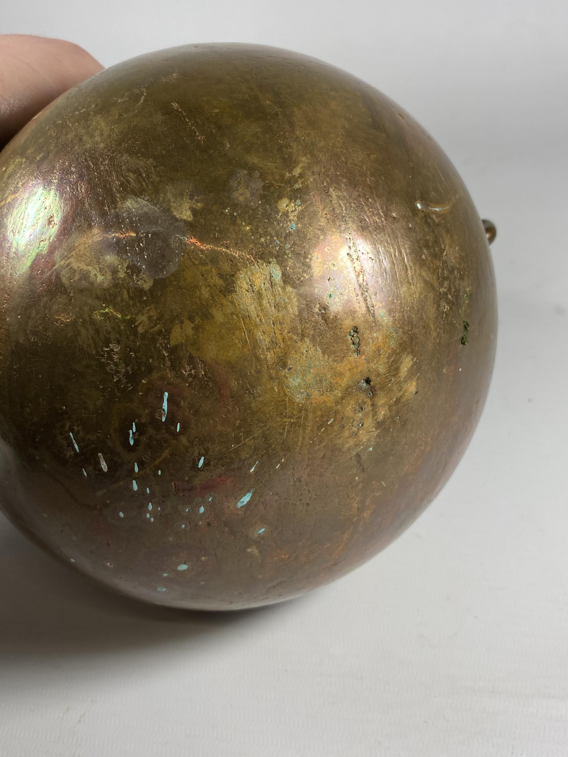 AN UNUSUAL HEAVY BRASS JUG OF SPHERICAL BASE, HEIGHT 16CM - Image 4 of 5