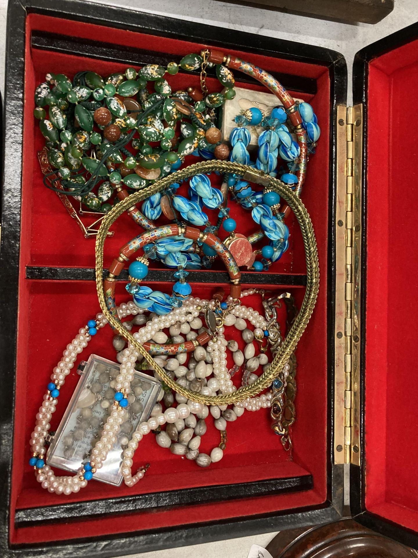 A JEWELLERY BOX WITH COSTUME JEWELLERY - Image 2 of 4