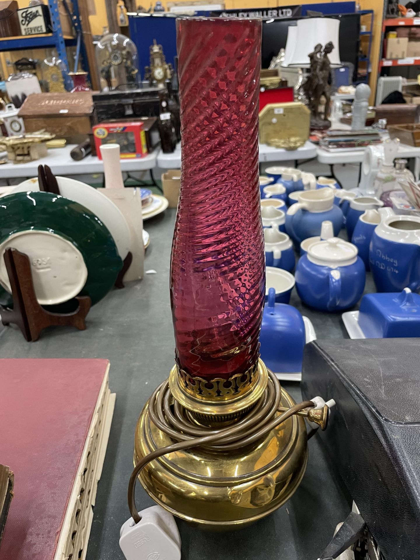 A BRASS OIL LAMP COVERTED TO ELECTRIC WITH TWO FUNNELS ONE CRANBERRY GLASS AND THE OTHER CLEAR GLASS - Image 3 of 3