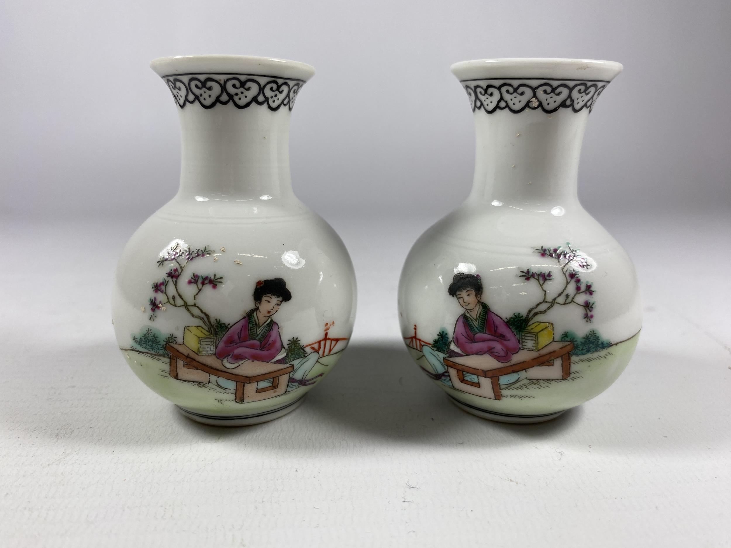 A PAIR OF MINIATURE CHINESE PORCELAIN BOTTLE VASES WITH CALLIGRAPHY DESIGN, HEIGHT 7.5CM