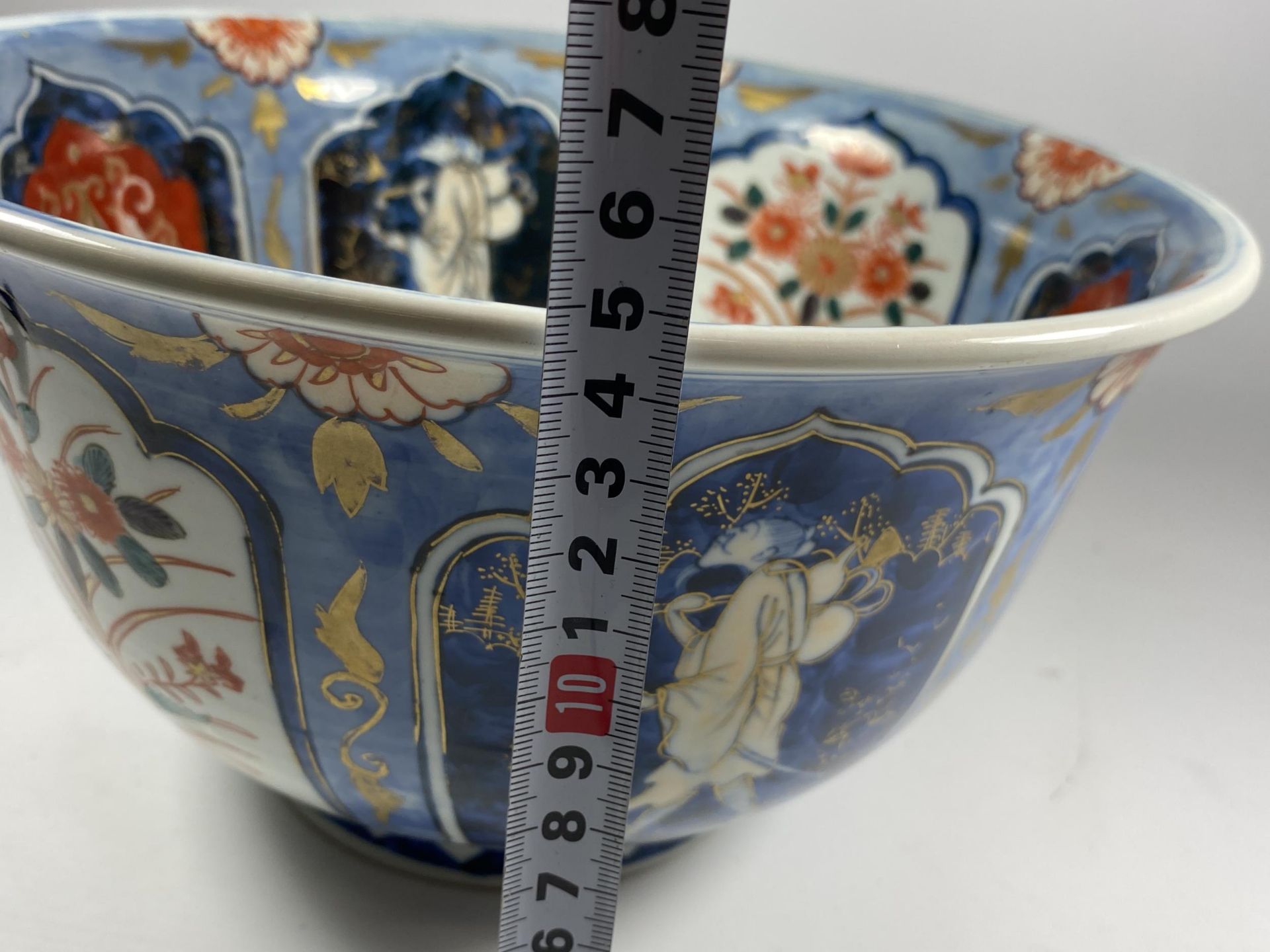 A LARGE JAPANESE MEIJI PERIOD (1868-1912) IMARI BOWL WITH SIX CHARACTER MARK TO BASE, DIAMETER 25. - Image 7 of 8