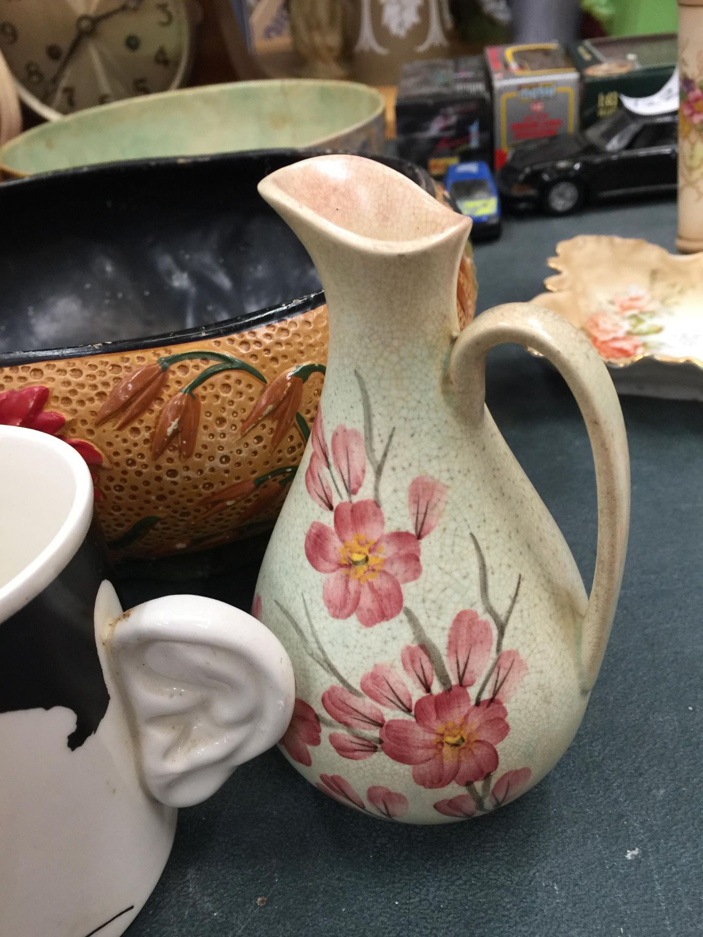 NINE PIECES OF COLLECTABLE CERAMICS TO INCLUDE RADFORD, A SADLER TEAPOT, BOUMIERWARE ETC - Image 3 of 4