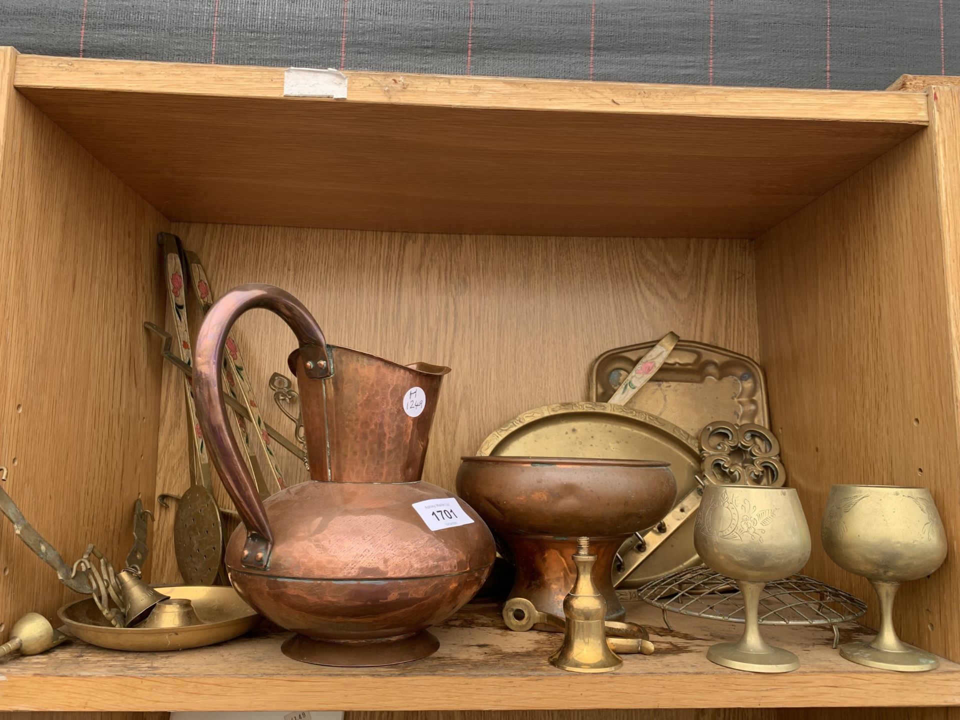 AN ASSORTMENT OF BRASS AND COPPER WARE TO INCLUDE A JUG, GOBLETS AND TRAYS ETC