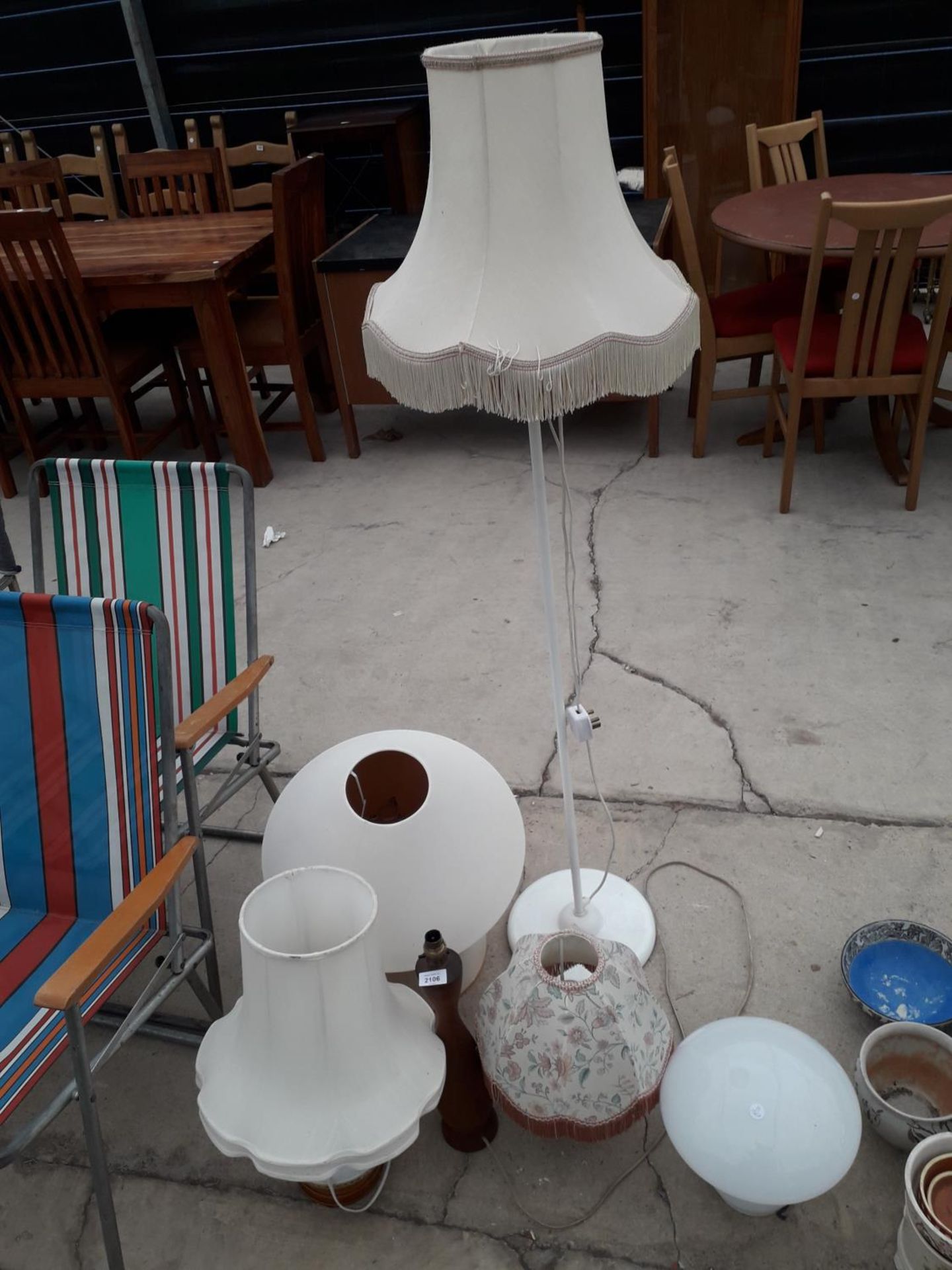 AN ASSORTMENT OF LAMPS AND LAMP SHADES