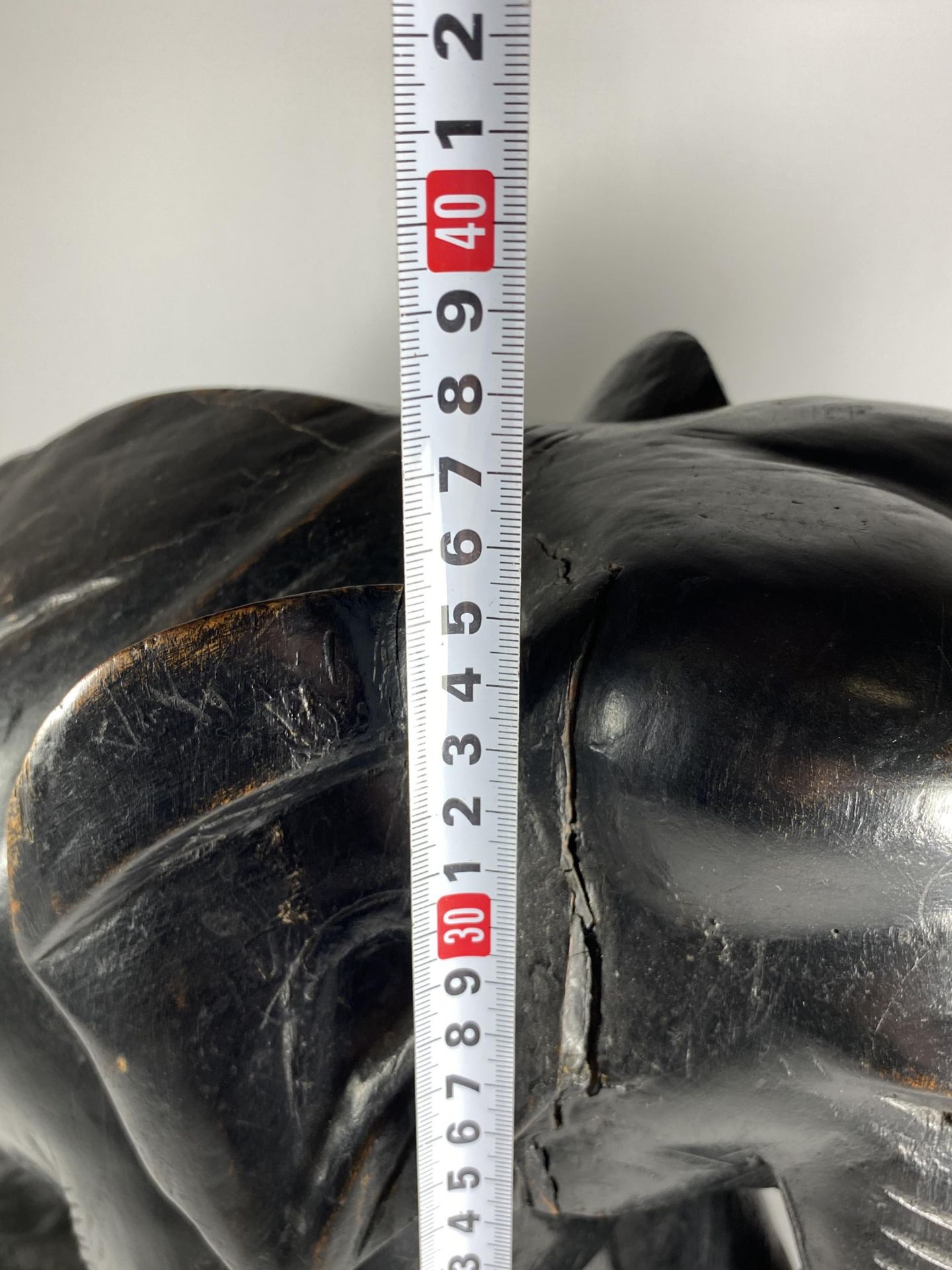 A LARGE HEAVY ANTIQUE EBONISED WOODEN ELEPHANT MODEL, HEIGHT 38CM - Image 4 of 4