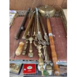 AN ASSORTMENT OF VINTAGE BRASS ITEMS TO INCLUDE FIRE TONGUES, GARDEN SPRAYERS AND A BED WARMING