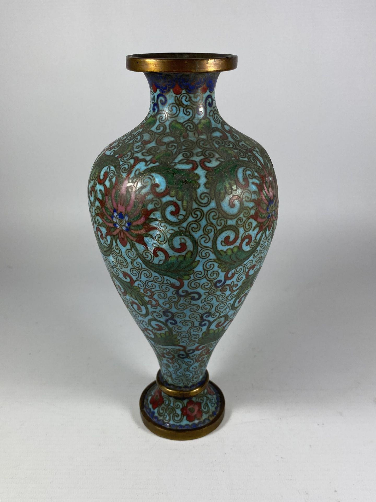 A 19TH CENTURY CHINESE FLORAL CLOISONNE DESIGN VASE, HEIGHT 24CM (A/F)