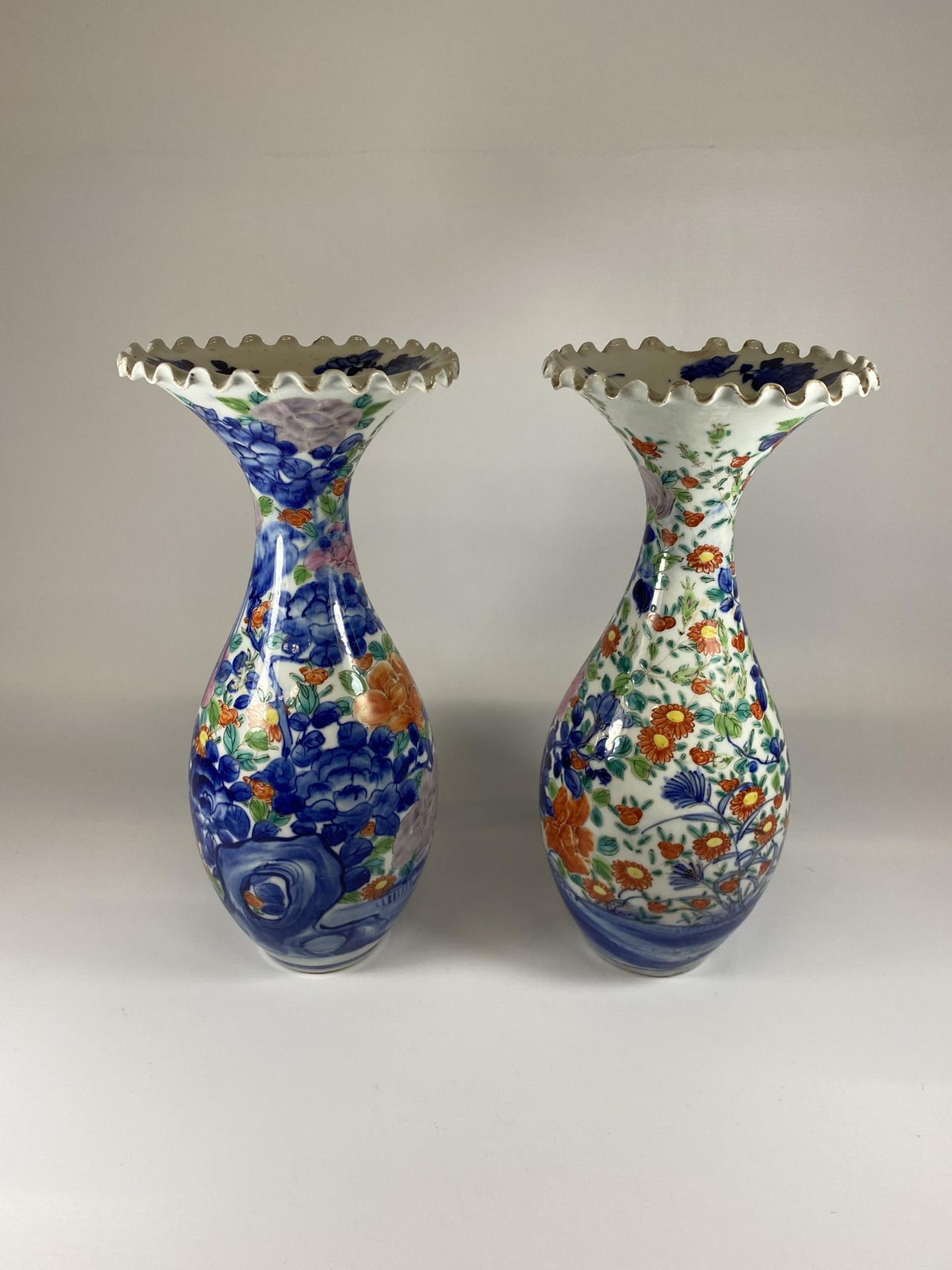 A PAIR OF JAPANESE FLORAL TRUMPET VASES, HEIGHT 31CM - Image 3 of 5