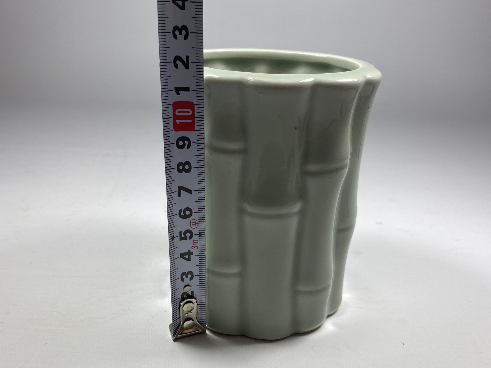 A CHINESE CELADON PORCELAIN BITONG BAMBOO DESIGN VASE, SEAL MARK TO BASE, HEIGHT 12CM - Image 5 of 5