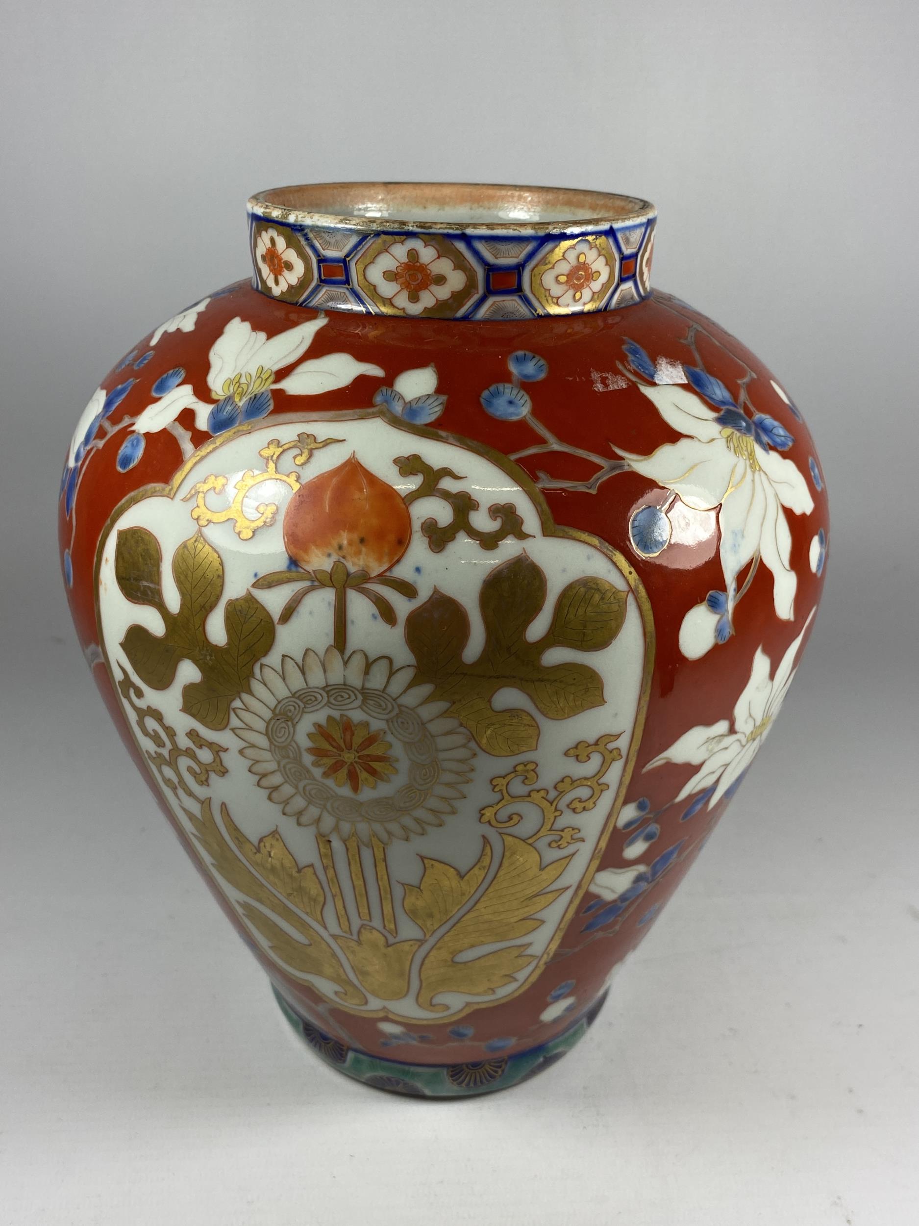 A LARGE JAPANESE MEIJI PERIOD (1868-1912) OVOID FORM WITH RED ENAMEL AND FLORAL DESIGN, HEIGHT 24CM - Image 3 of 6