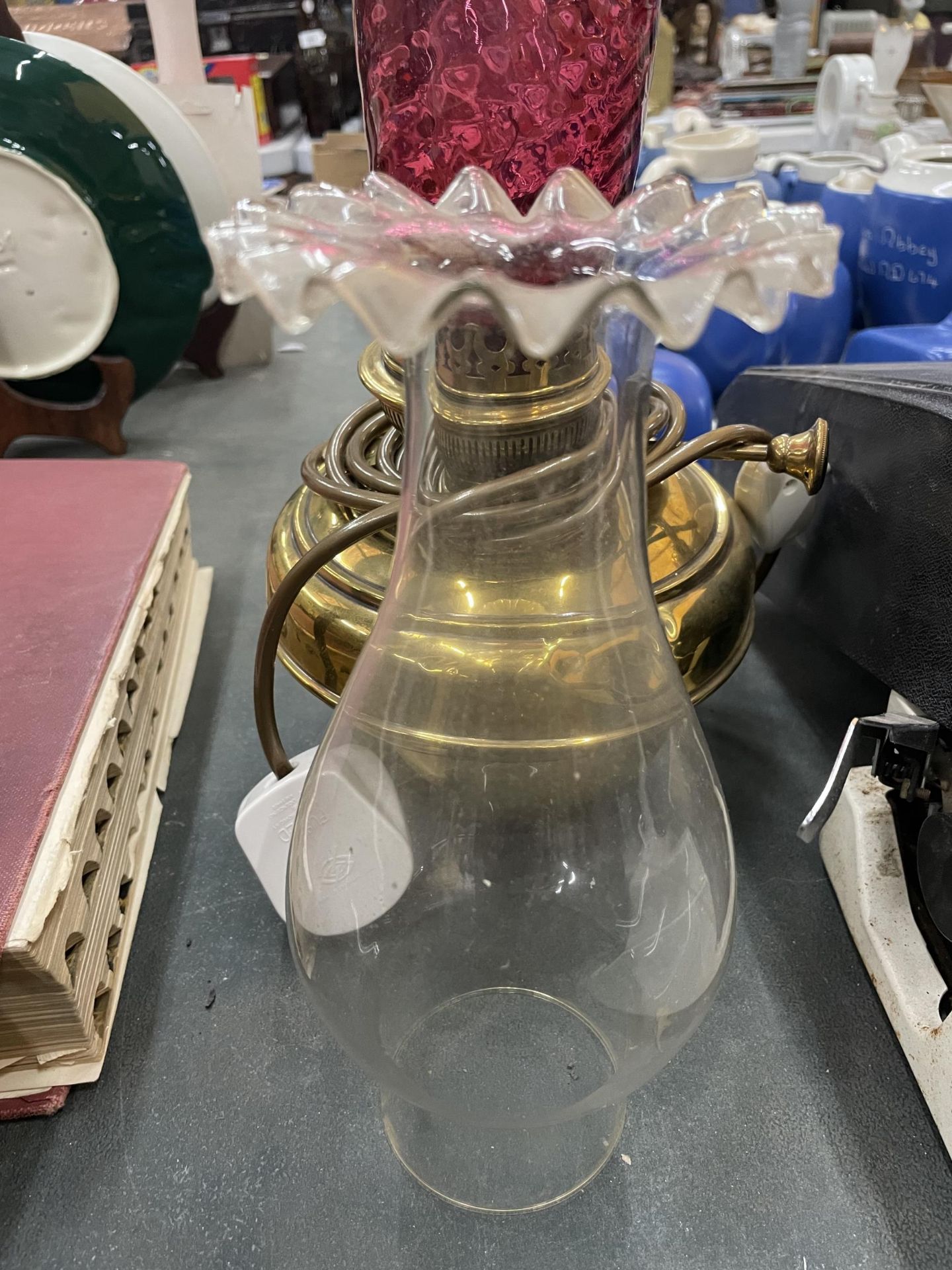 A BRASS OIL LAMP COVERTED TO ELECTRIC WITH TWO FUNNELS ONE CRANBERRY GLASS AND THE OTHER CLEAR GLASS - Image 2 of 3