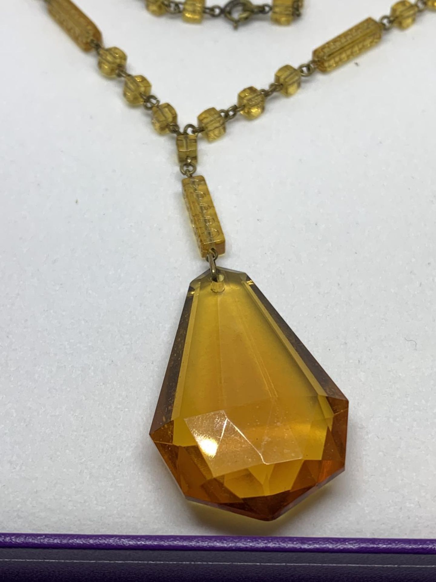 A YELLOW COLOURED NECKLACE IN A PRESENTATION BOX - Image 2 of 2