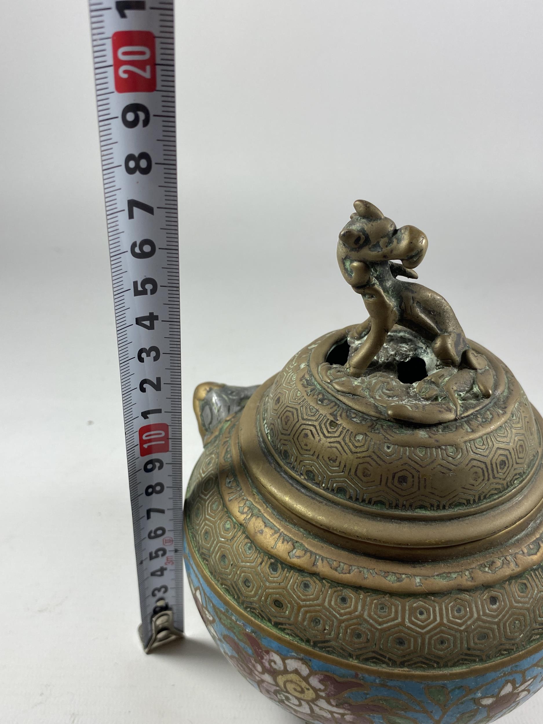A CHINESE CLOISONNE AND BRASS LIDDED INCENSE BURNER ON TRIPOD BASE AND ANIMAL DESIGN FINIAL, - Image 4 of 4