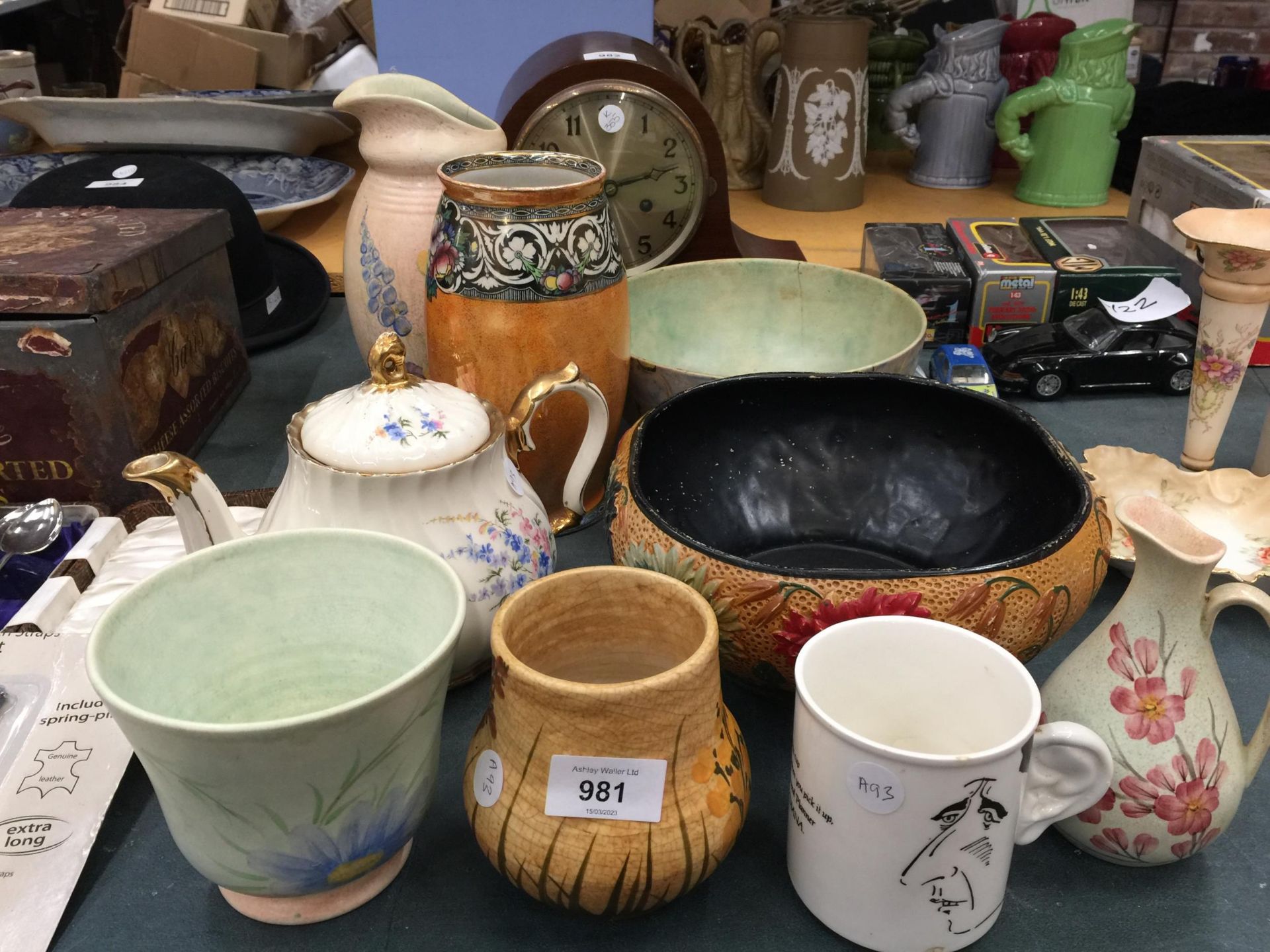 NINE PIECES OF COLLECTABLE CERAMICS TO INCLUDE RADFORD, A SADLER TEAPOT, BOUMIERWARE ETC